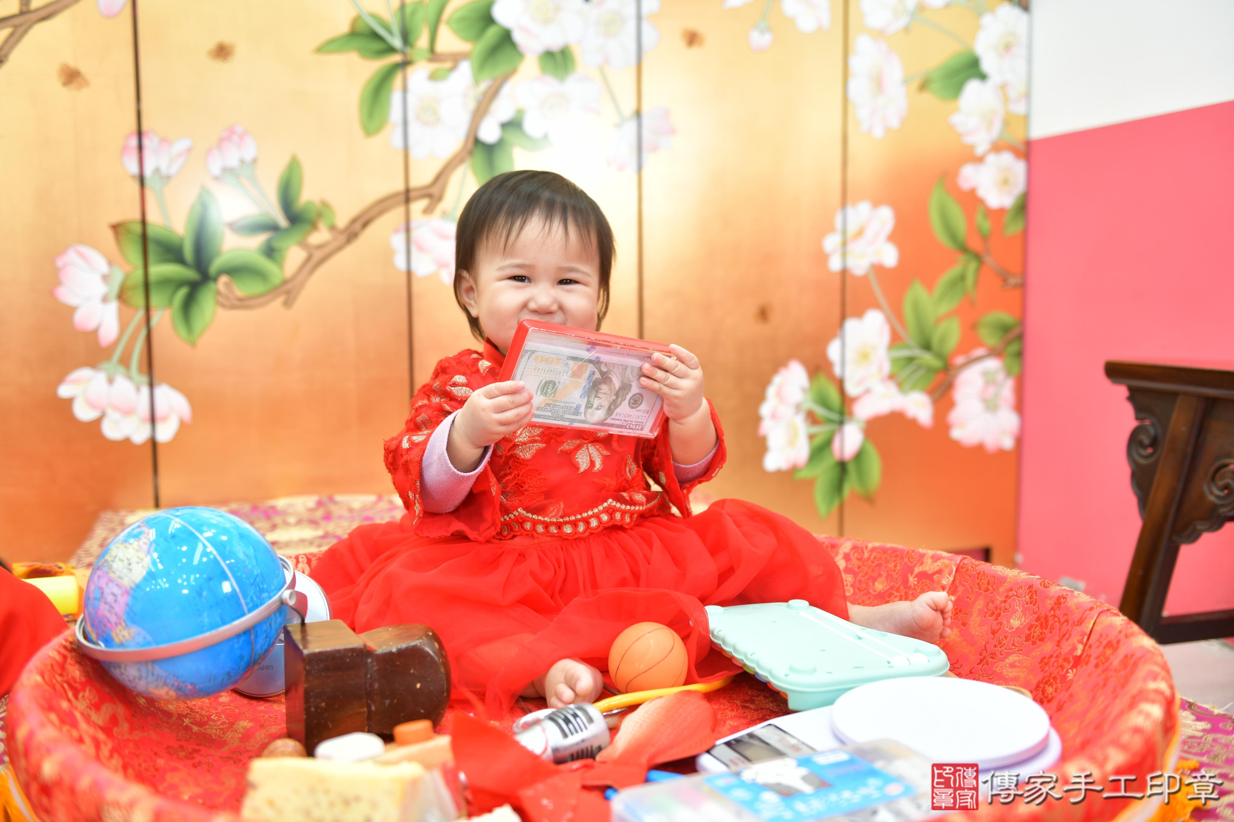 傳家手工印章台中店、抓周、度脺、美式風會場、傳家嬰兒古禮、吉祥話、抓周道具物品24種、拍照。抓周證書。寶寶抓周、滿周歲、生日快樂、祝福