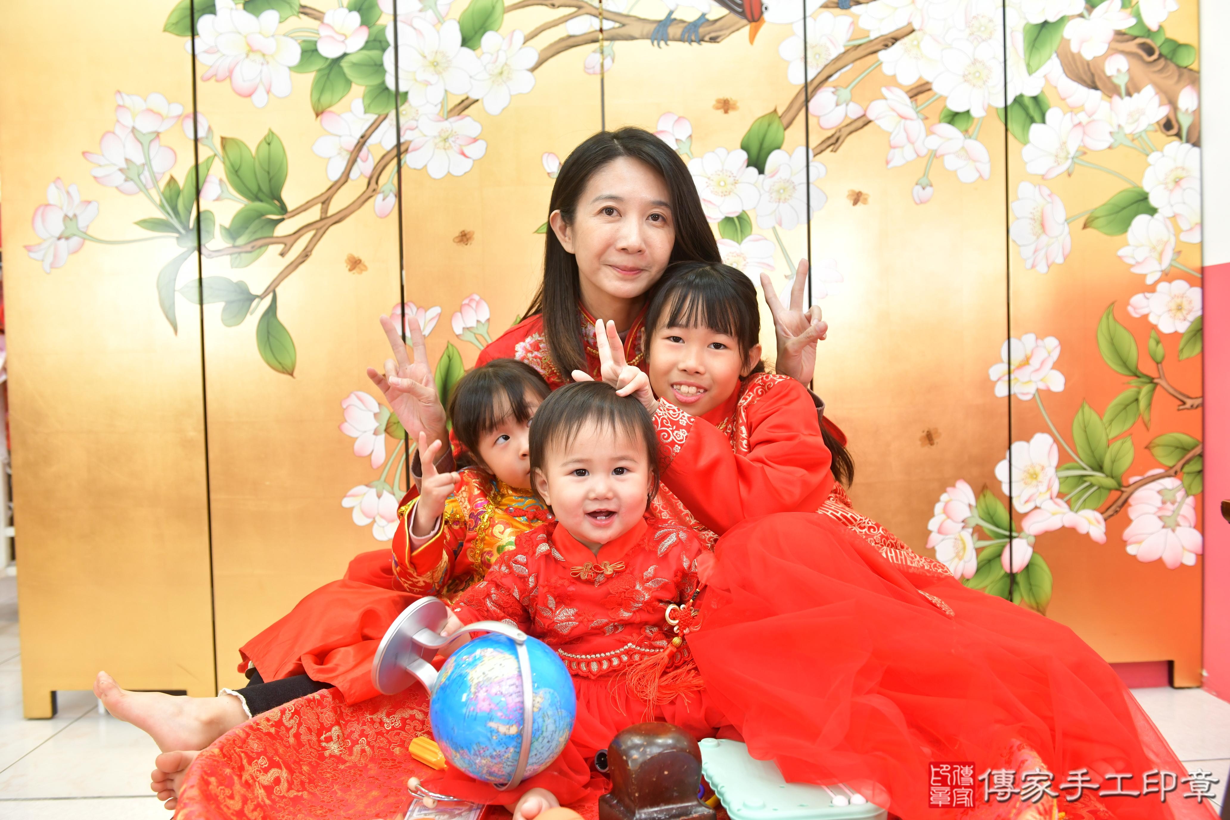 傳家手工印章台中店、抓周、度脺、美式風會場、傳家嬰兒古禮、吉祥話、抓周道具物品24種、拍照。抓周證書。寶寶抓周、滿周歲、生日快樂、祝福