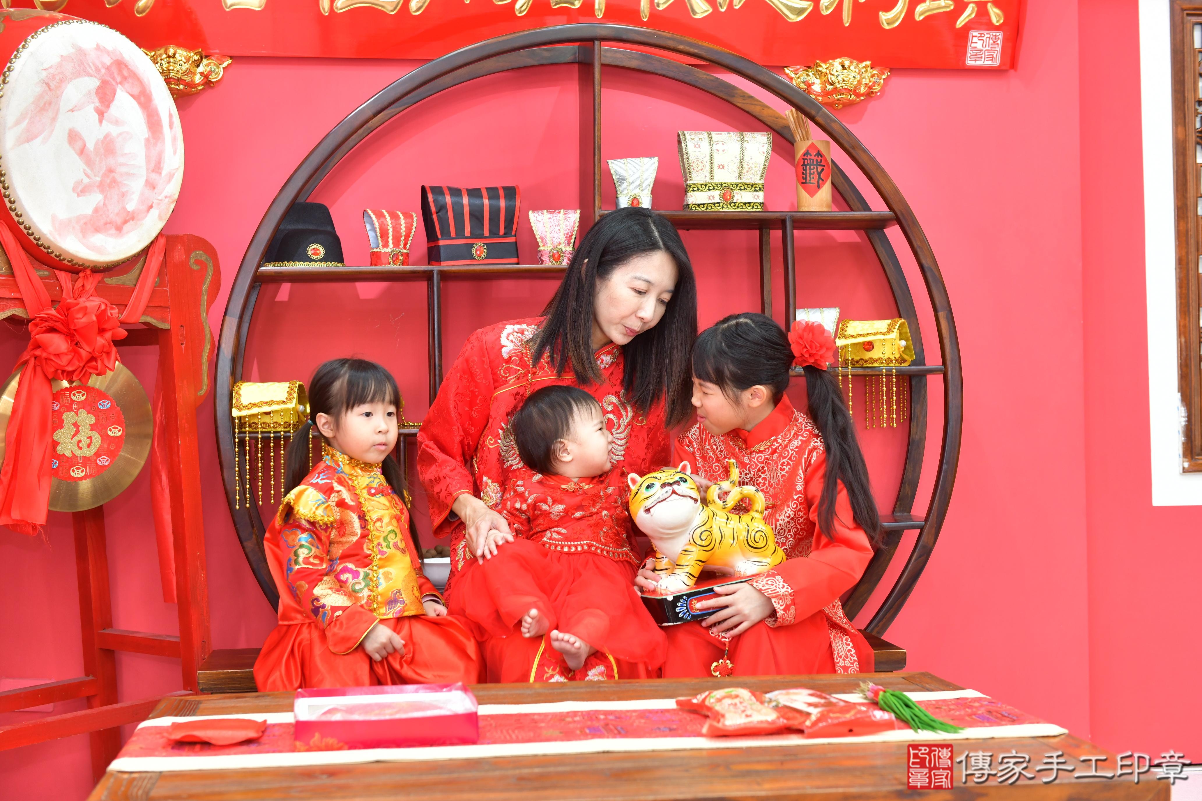 傳家手工印章台中店、抓周、度脺、美式風會場、傳家嬰兒古禮、吉祥話、抓周道具物品24種、拍照。抓周證書。寶寶抓周、滿周歲、生日快樂、祝福