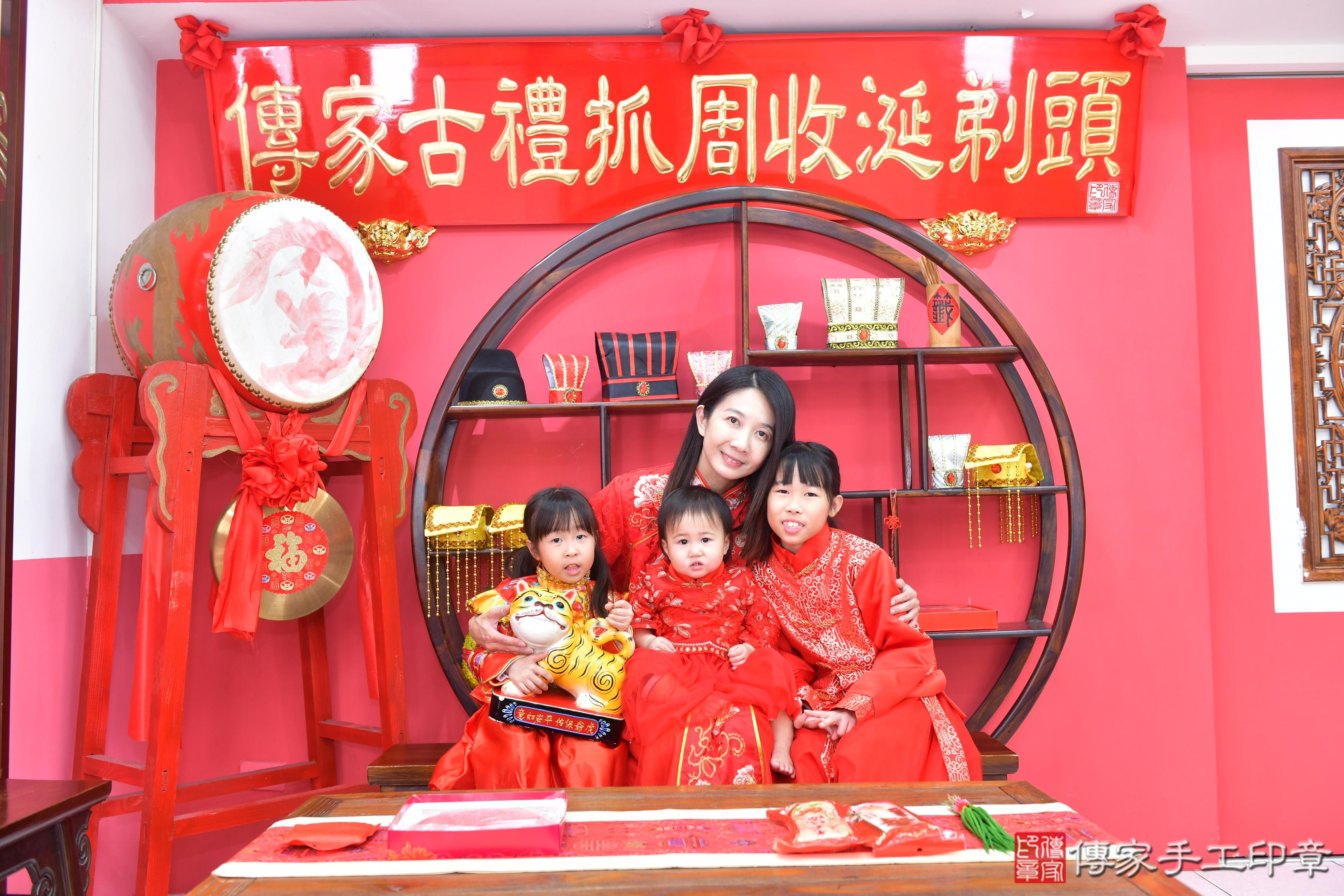 傳家手工印章台中店、抓周、度脺、美式風會場、傳家嬰兒古禮、吉祥話、抓周道具物品24種、拍照。抓周證書。寶寶抓周、滿周歲、生日快樂、祝福