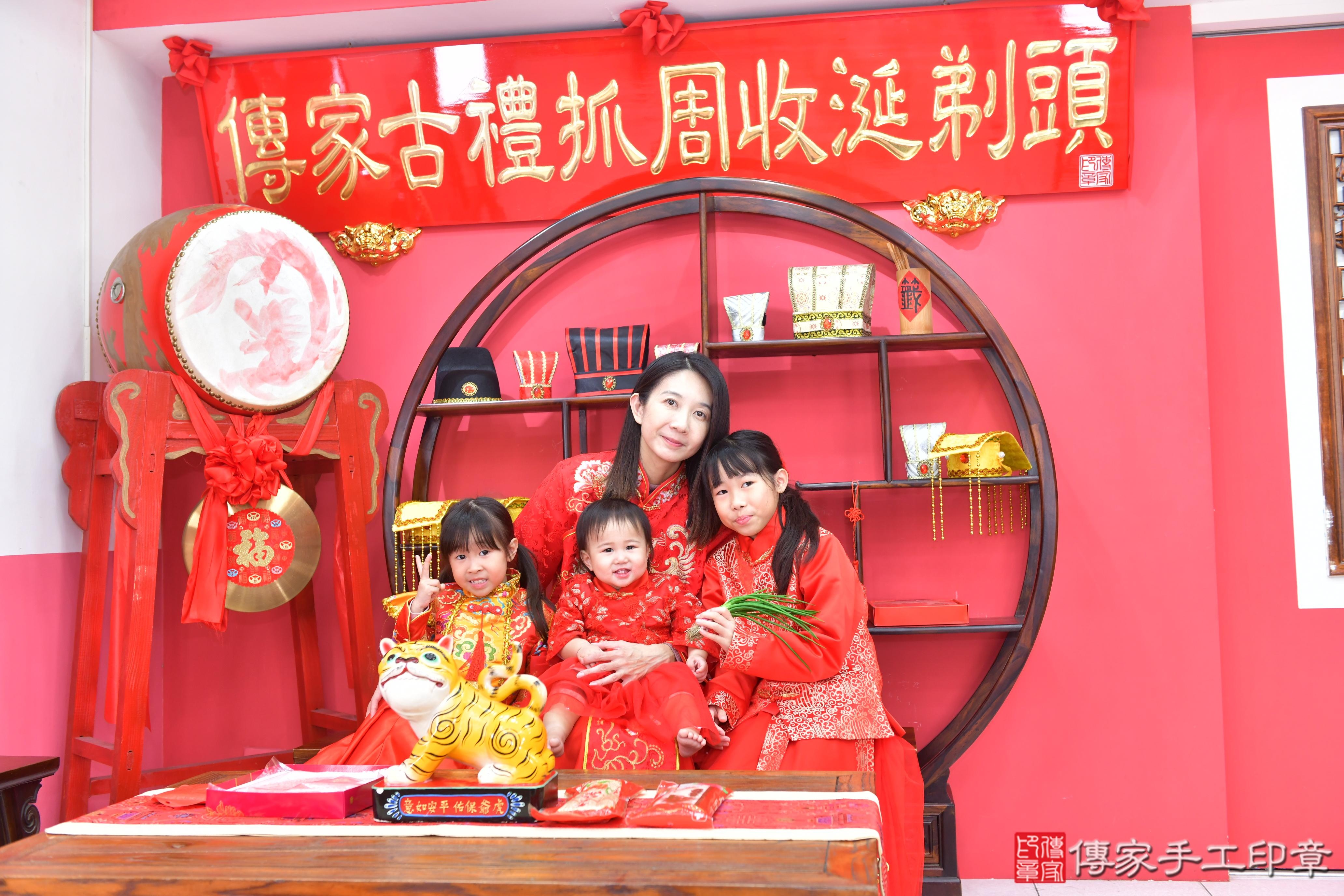 傳家手工印章台中店、抓周、度脺、美式風會場、傳家嬰兒古禮、吉祥話、抓周道具物品24種、拍照。抓周證書。寶寶抓周、滿周歲、生日快樂、祝福