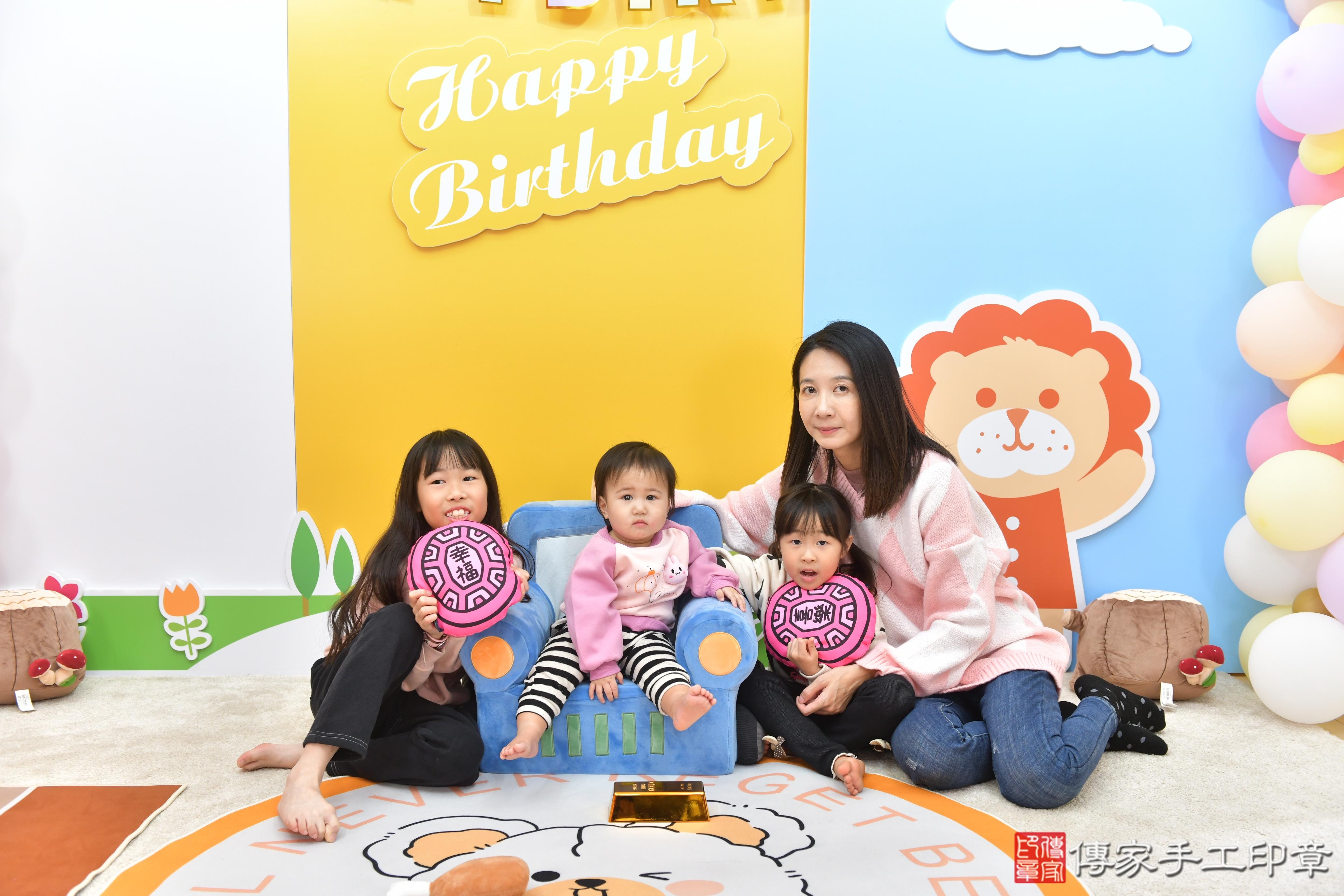 傳家手工印章台中店、抓周、度脺、美式風會場、傳家嬰兒古禮、吉祥話、抓周道具物品24種、拍照。抓周證書。寶寶抓周、滿周歲、生日快樂、祝福