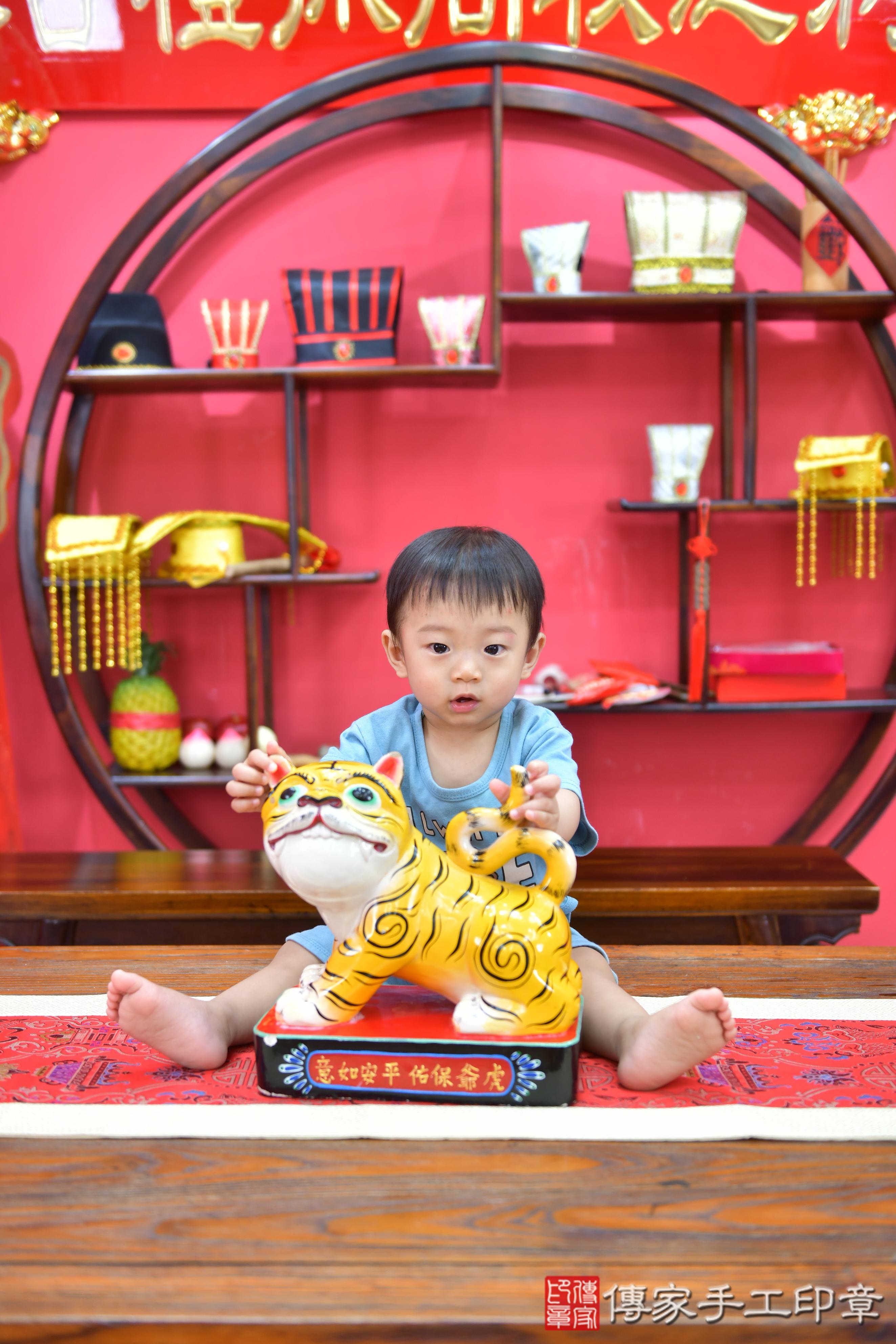 傳家手工印章台中店、抓周、度脺、美式風會場、傳家嬰兒古禮、吉祥話、抓周道具物品24種、拍照。抓周證書。寶寶抓周、滿周歲、生日快樂、祝福