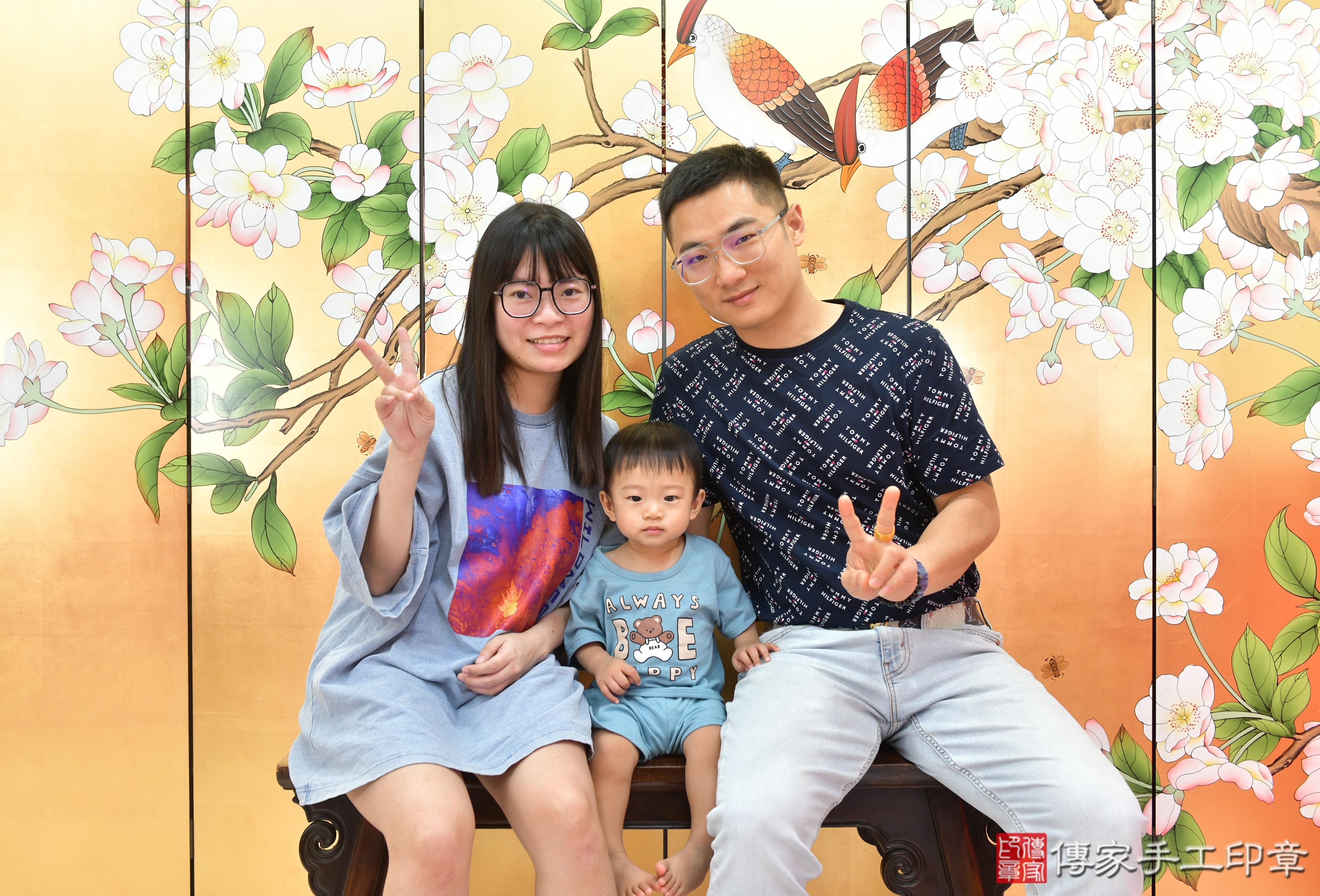 傳家手工印章台中店、抓周、度脺、美式風會場、傳家嬰兒古禮、吉祥話、抓周道具物品24種、拍照。抓周證書。寶寶抓周、滿周歲、生日快樂、祝福