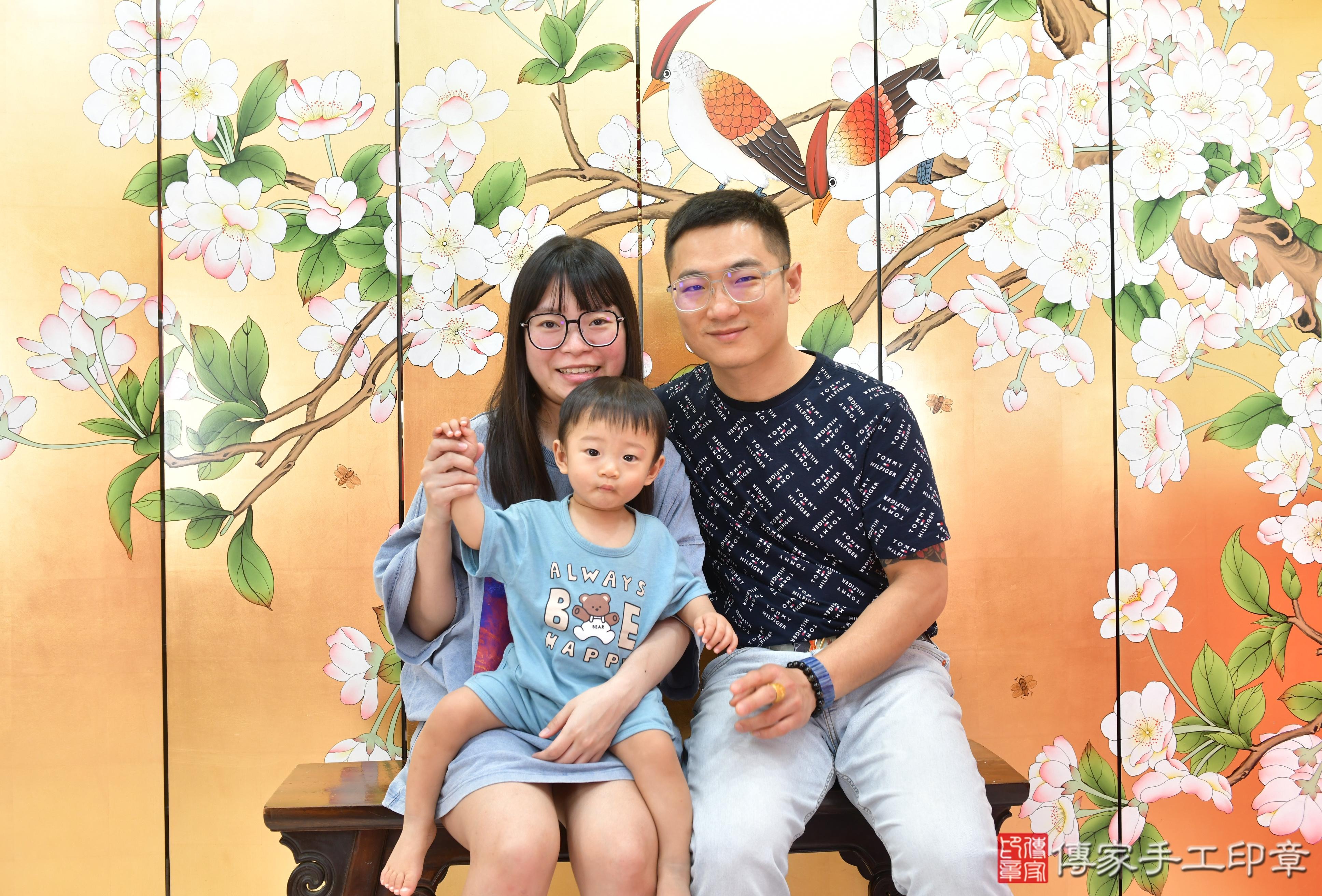 傳家手工印章台中店、抓周、度脺、美式風會場、傳家嬰兒古禮、吉祥話、抓周道具物品24種、拍照。抓周證書。寶寶抓周、滿周歲、生日快樂、祝福