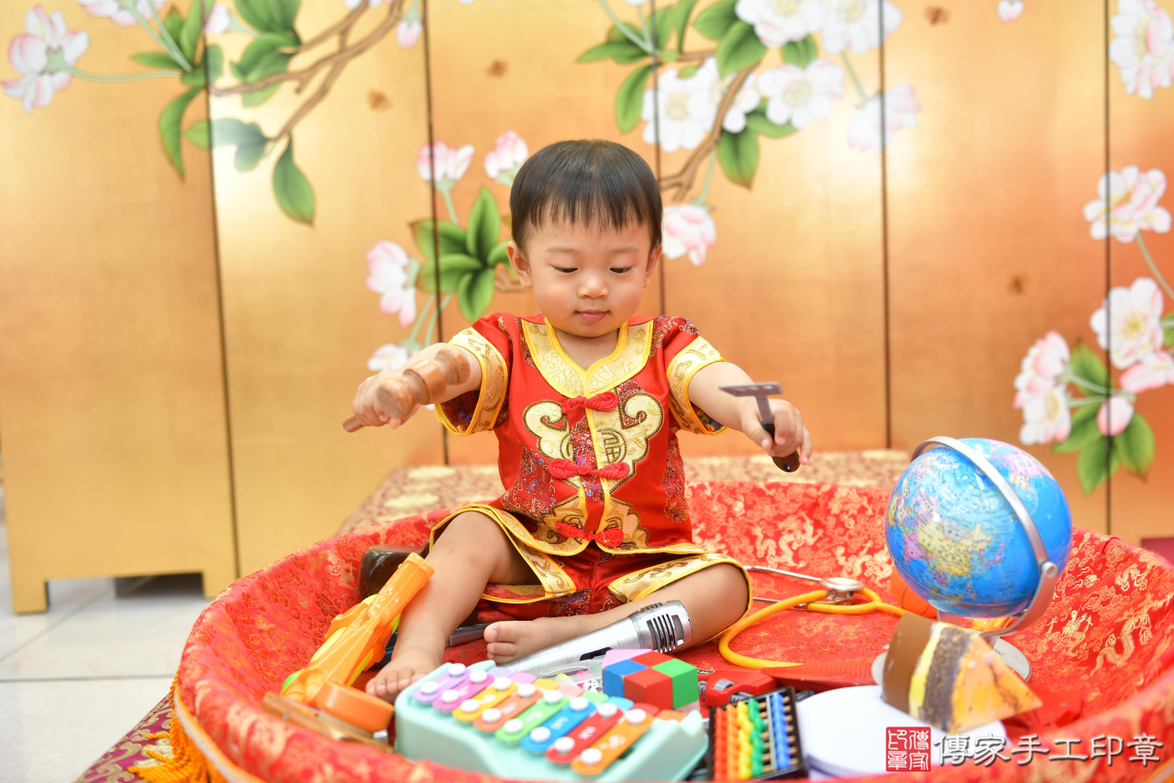 傳家手工印章台中店、抓周、度脺、美式風會場、傳家嬰兒古禮、吉祥話、抓周道具物品24種、拍照。抓周證書。寶寶抓周、滿周歲、生日快樂、祝福