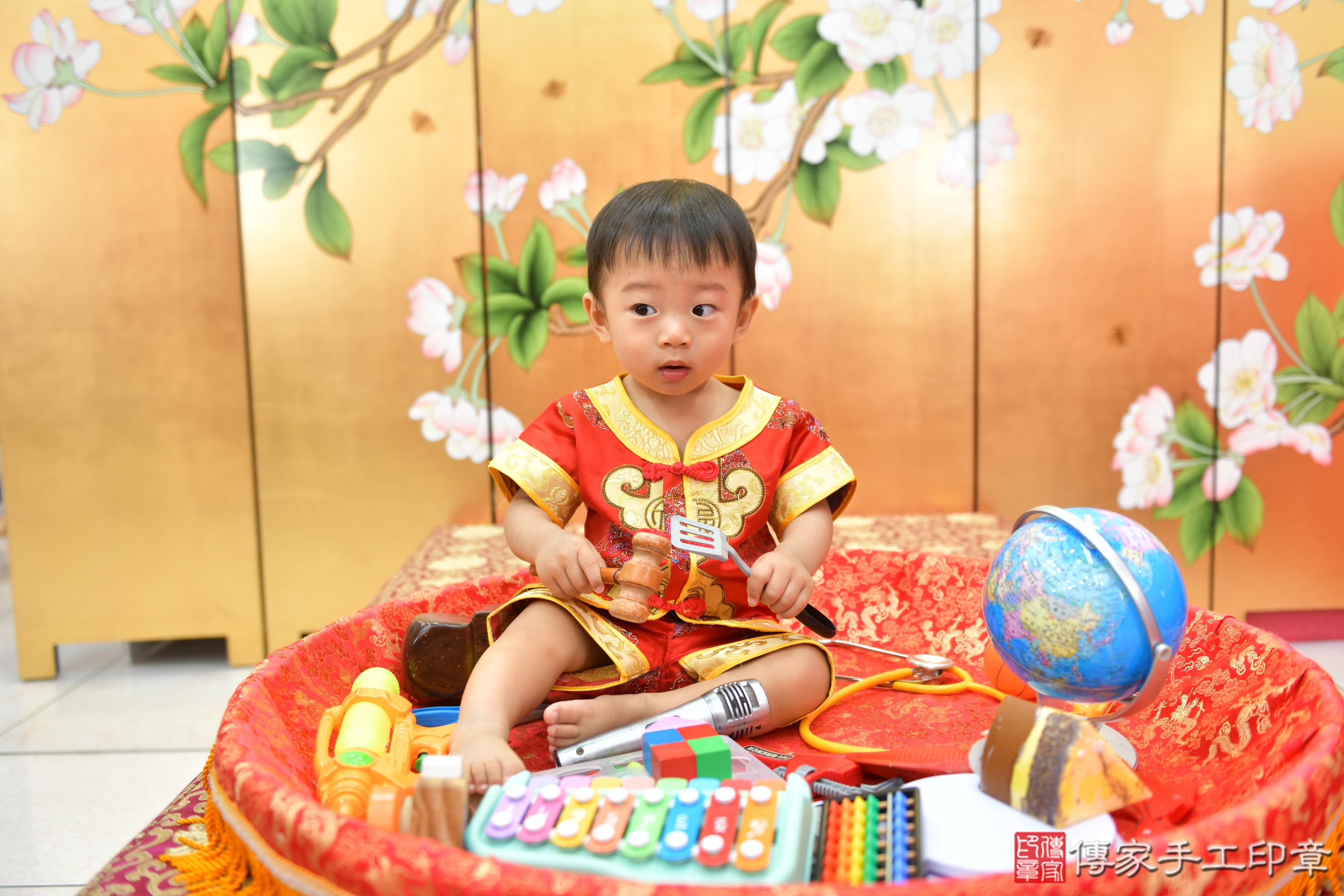 傳家手工印章台中店、抓周、度脺、美式風會場、傳家嬰兒古禮、吉祥話、抓周道具物品24種、拍照。抓周證書。寶寶抓周、滿周歲、生日快樂、祝福