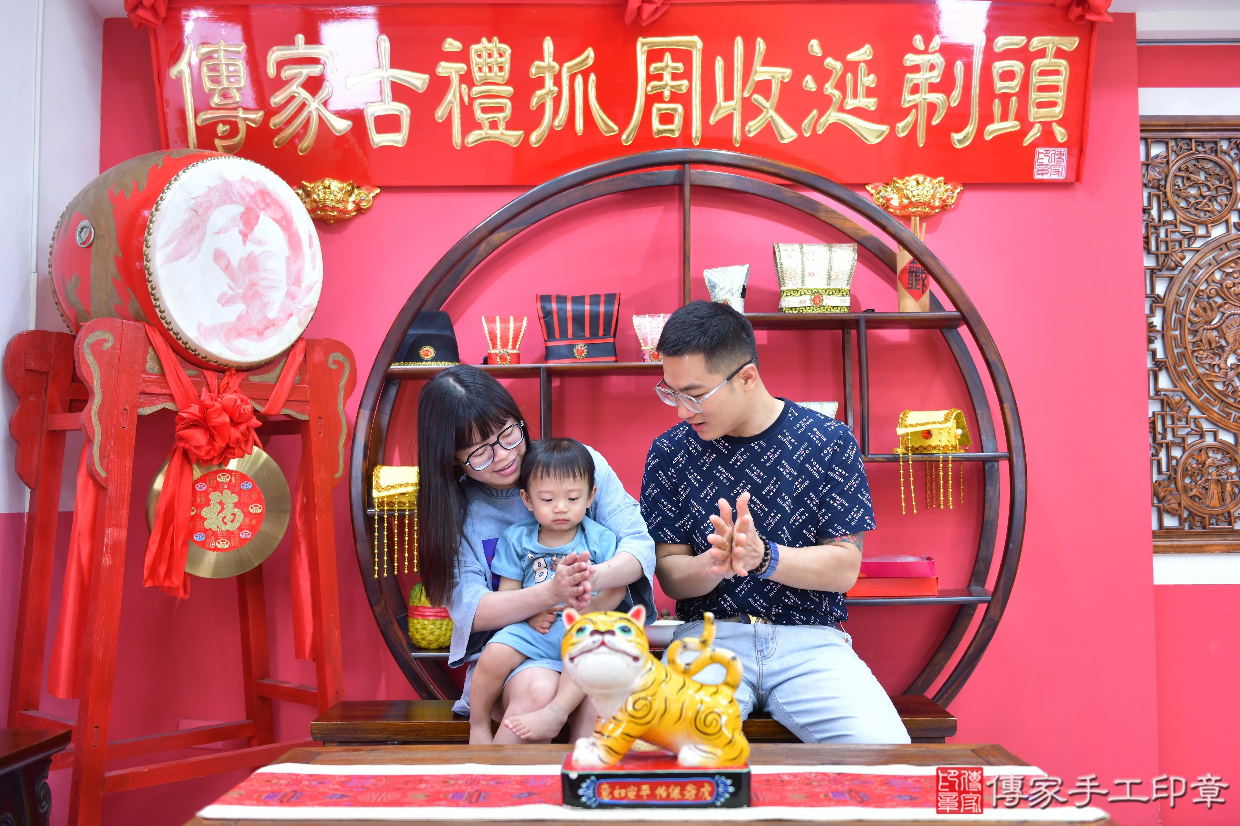 傳家手工印章台中店、抓周、度脺、美式風會場、傳家嬰兒古禮、吉祥話、抓周道具物品24種、拍照。抓周證書。寶寶抓周、滿周歲、生日快樂、祝福