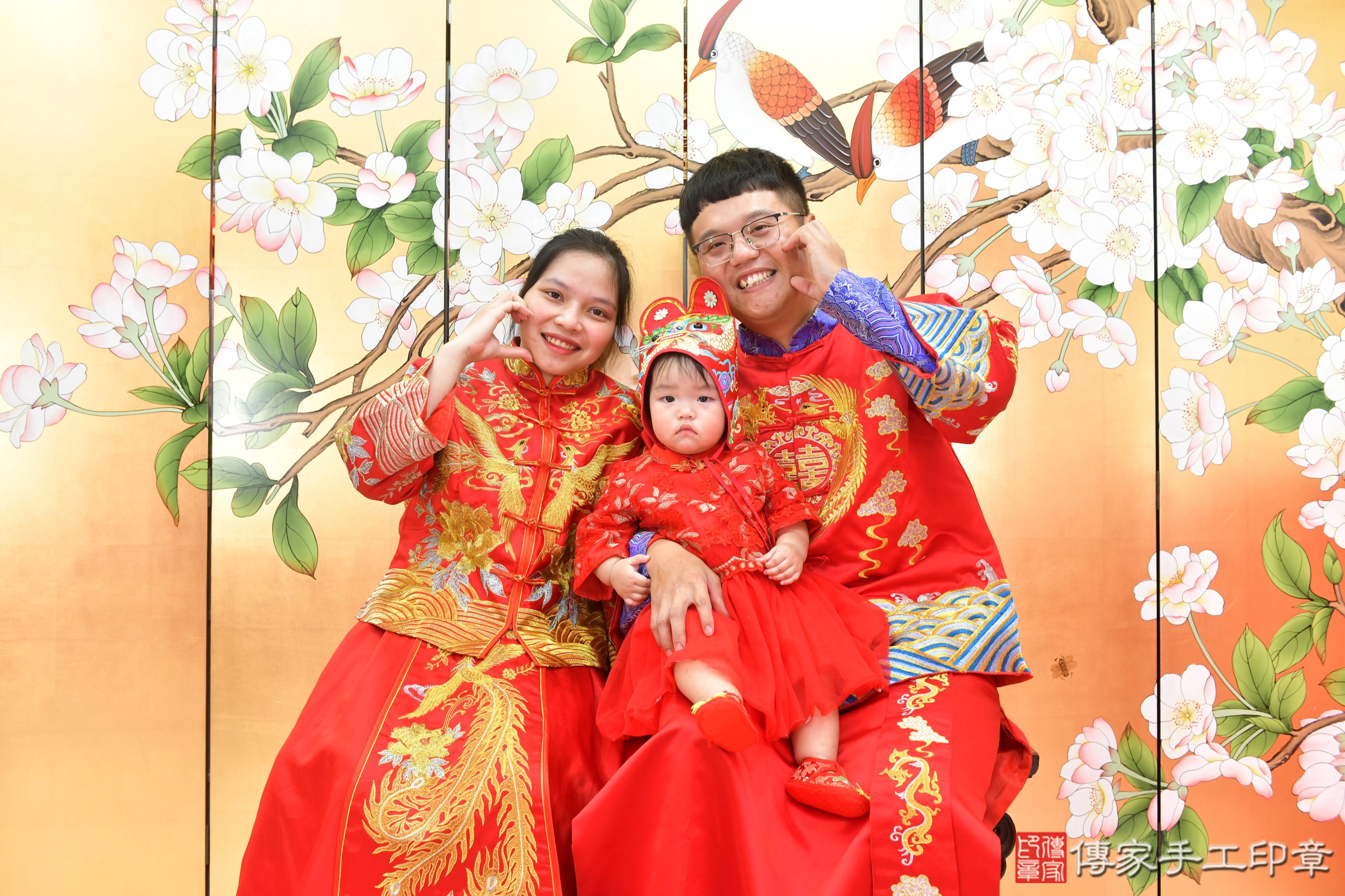 傳家手工印章台中店、抓周、度脺、美式風會場、傳家嬰兒古禮、吉祥話、抓周道具物品24種、拍照。抓周證書。寶寶抓周、滿周歲、生日快樂、祝福