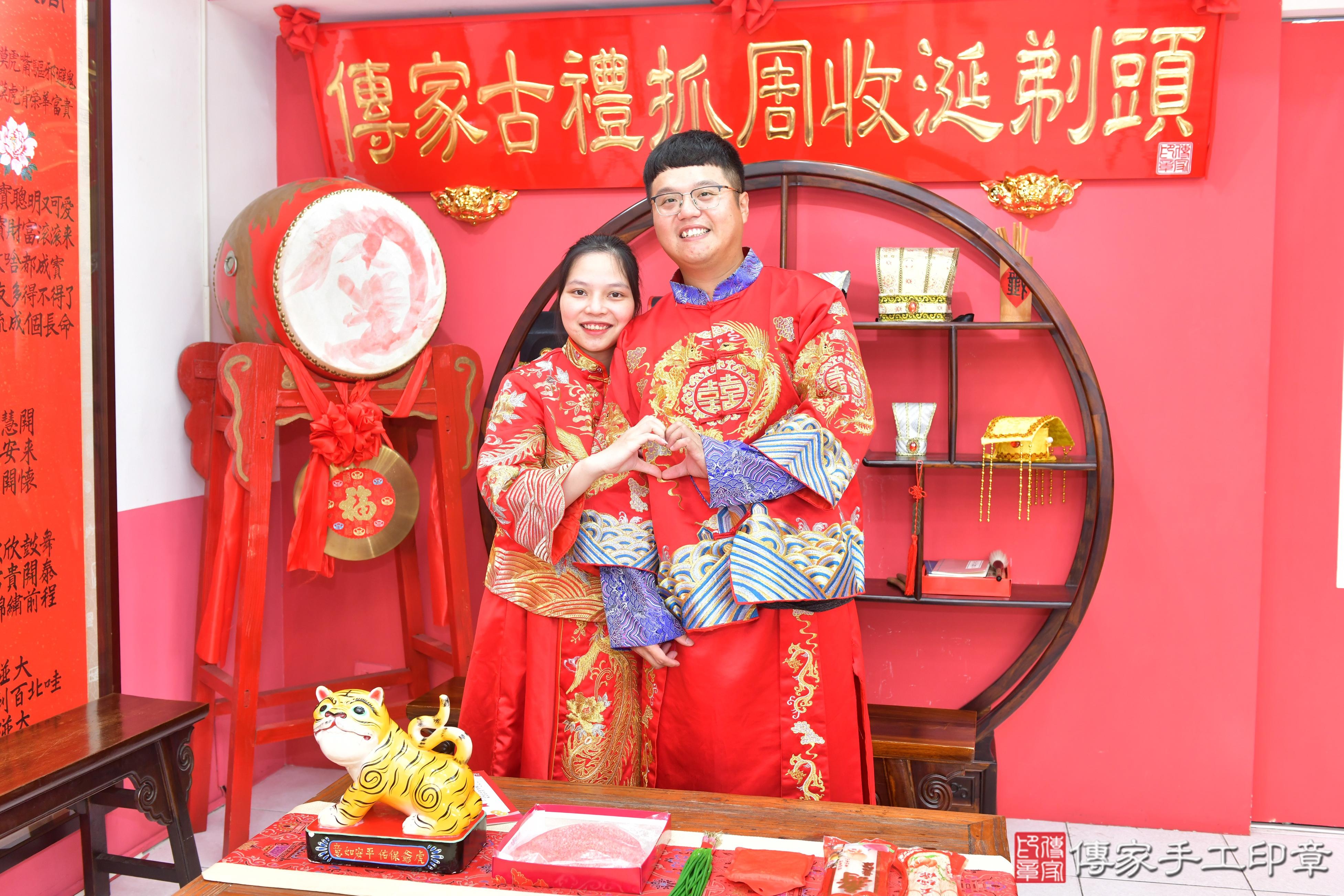 傳家手工印章台中店、抓周、度脺、美式風會場、傳家嬰兒古禮、吉祥話、抓周道具物品24種、拍照。抓周證書。寶寶抓周、滿周歲、生日快樂、祝福