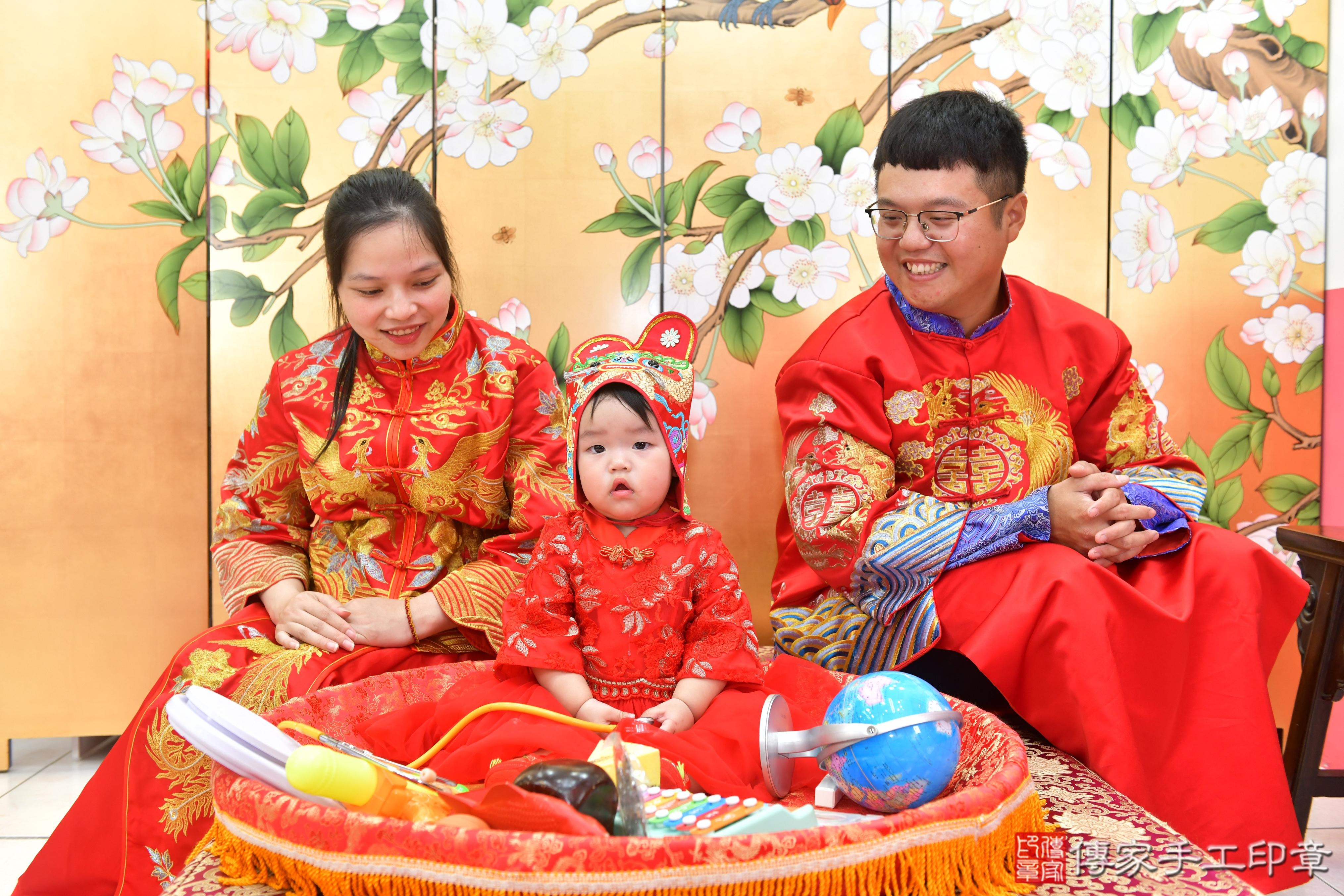 傳家手工印章台中店、抓周、度脺、美式風會場、傳家嬰兒古禮、吉祥話、抓周道具物品24種、拍照。抓周證書。寶寶抓周、滿周歲、生日快樂、祝福