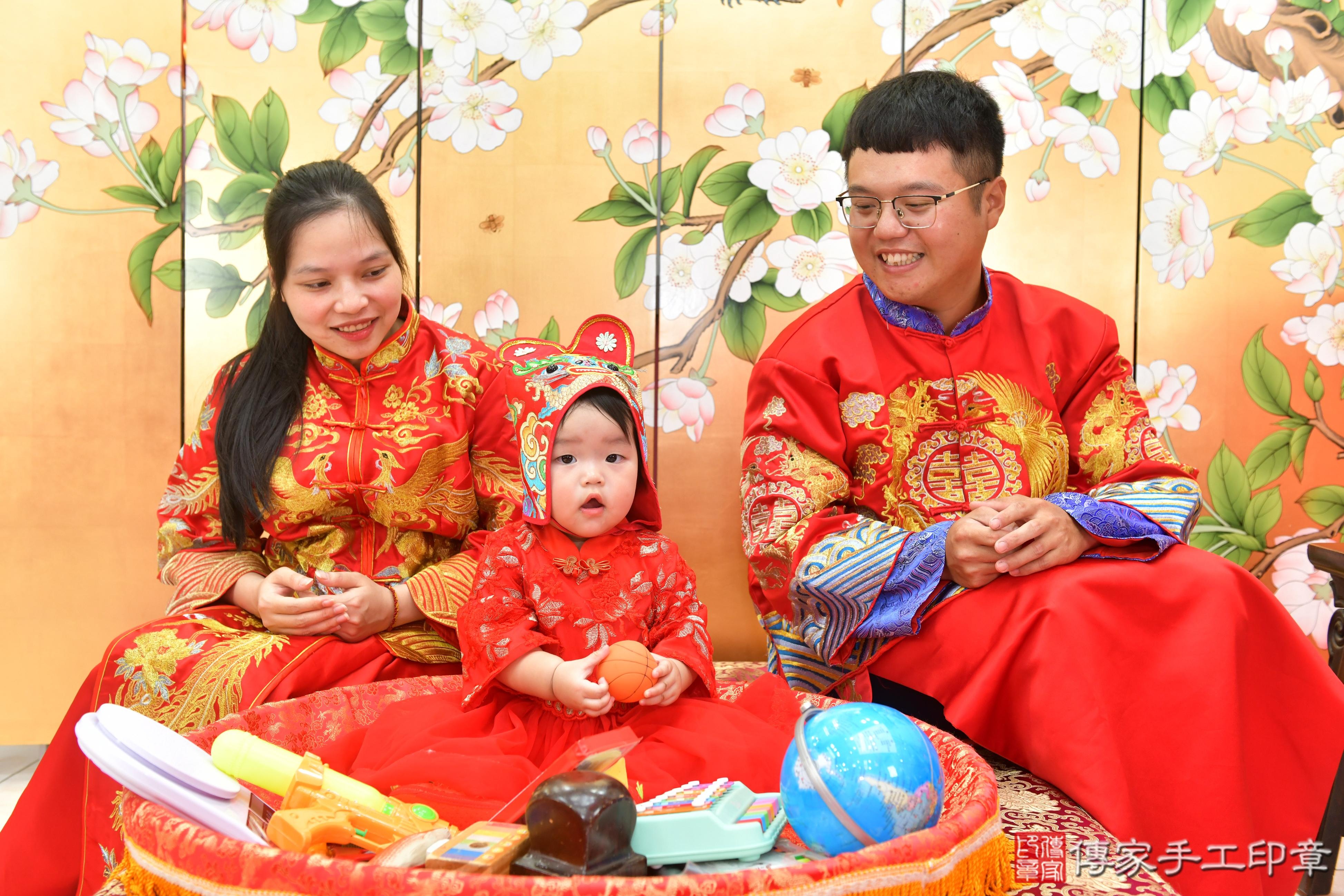 傳家手工印章台中店、抓周、度脺、美式風會場、傳家嬰兒古禮、吉祥話、抓周道具物品24種、拍照。抓周證書。寶寶抓周、滿周歲、生日快樂、祝福