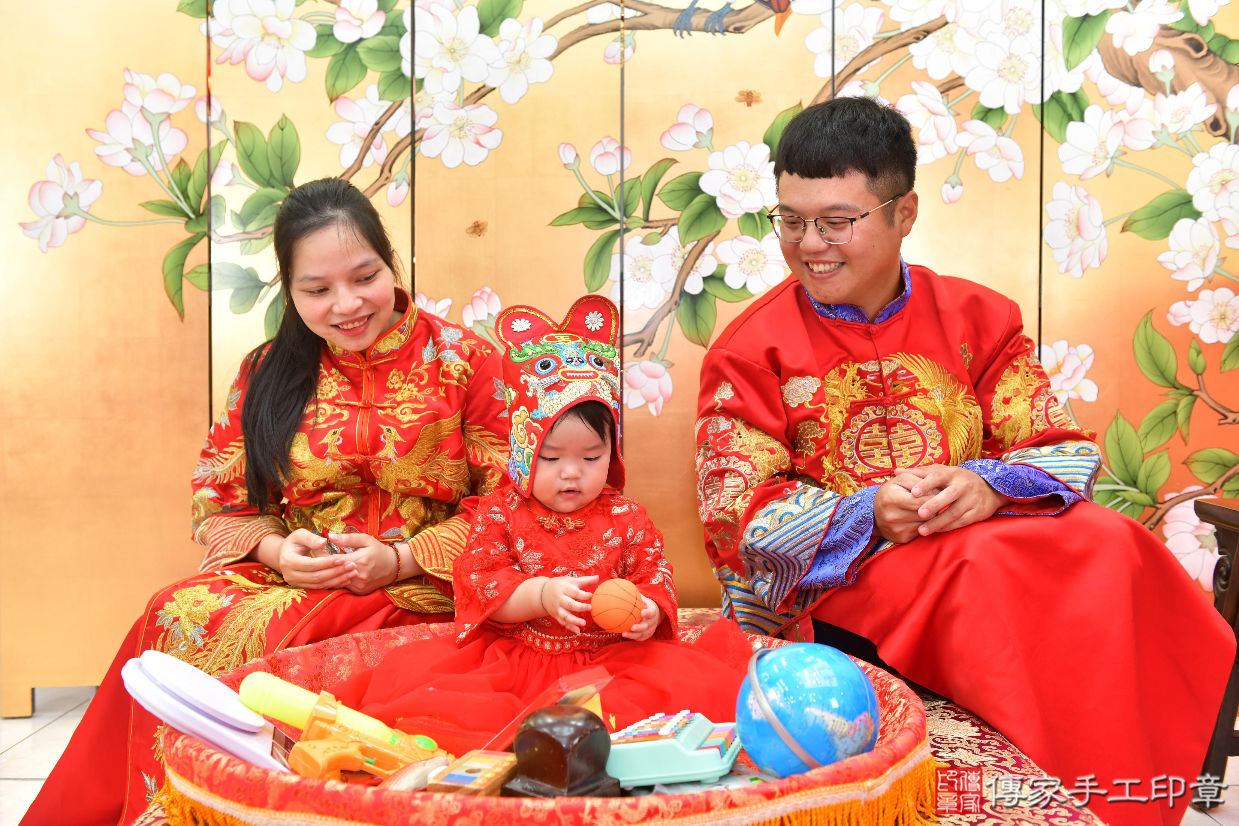 傳家手工印章台中店、抓周、度脺、美式風會場、傳家嬰兒古禮、吉祥話、抓周道具物品24種、拍照。抓周證書。寶寶抓周、滿周歲、生日快樂、祝福