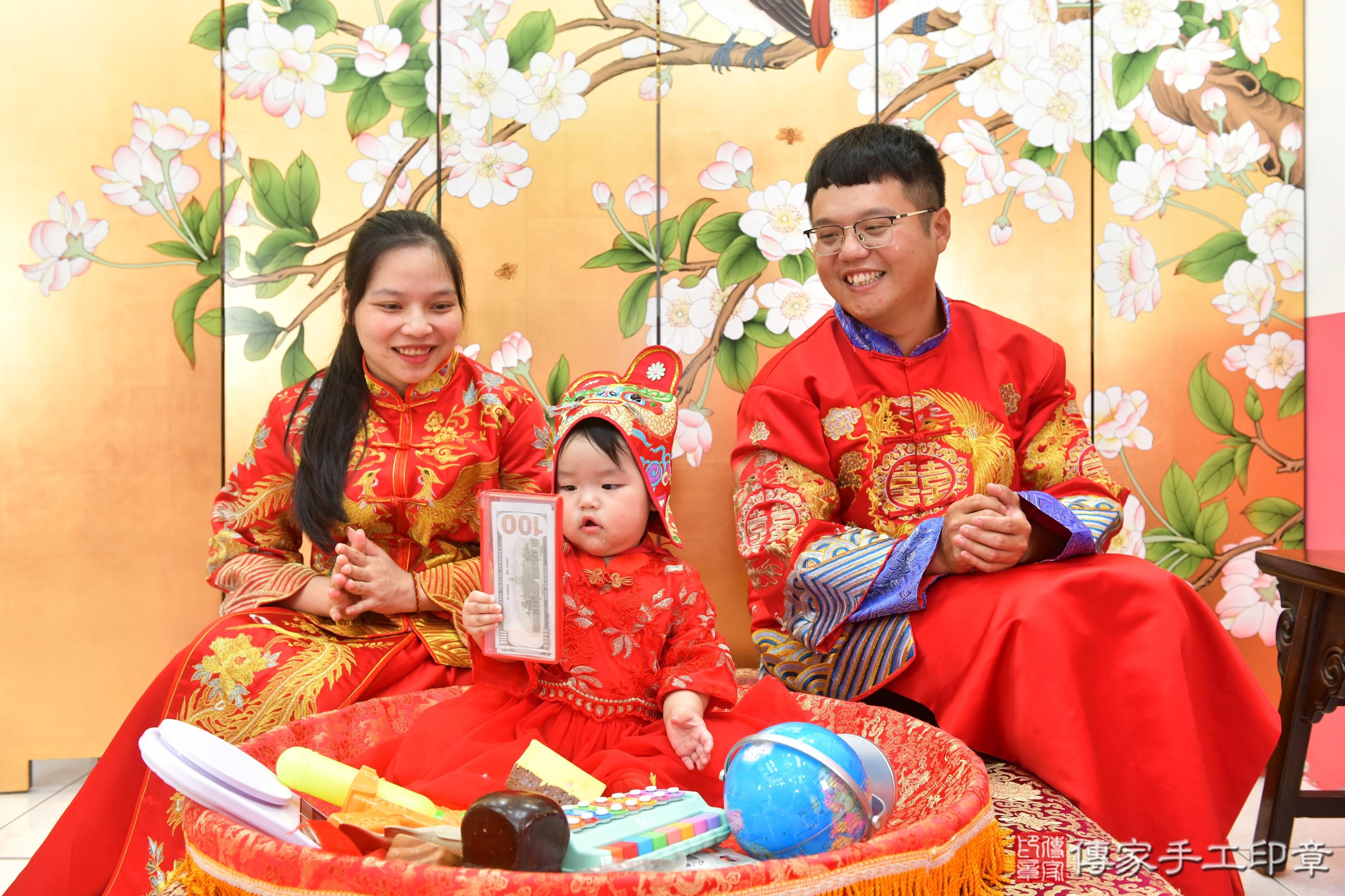 傳家手工印章台中店、抓周、度脺、美式風會場、傳家嬰兒古禮、吉祥話、抓周道具物品24種、拍照。抓周證書。寶寶抓周、滿周歲、生日快樂、祝福