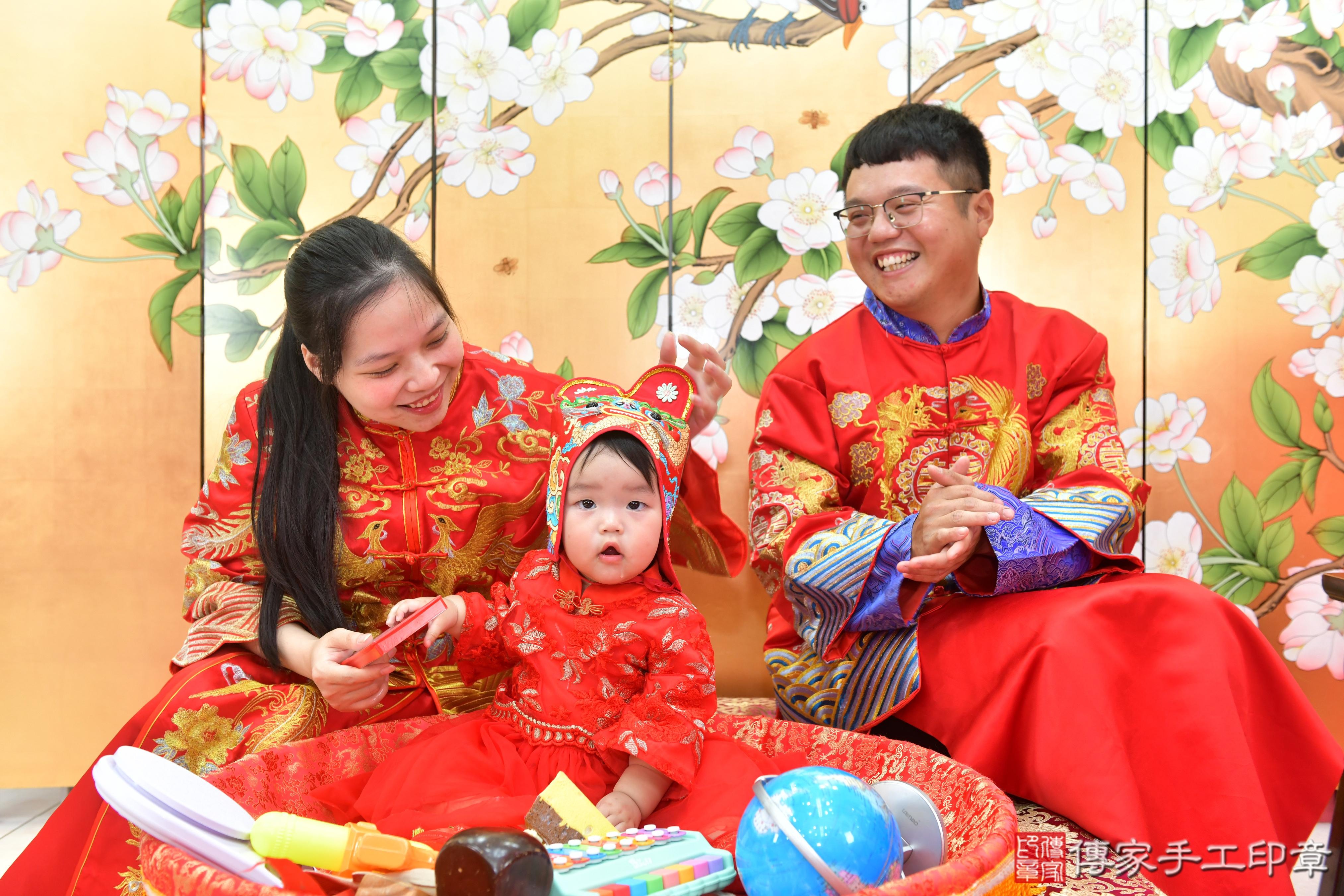 傳家手工印章台中店、抓周、度脺、美式風會場、傳家嬰兒古禮、吉祥話、抓周道具物品24種、拍照。抓周證書。寶寶抓周、滿周歲、生日快樂、祝福