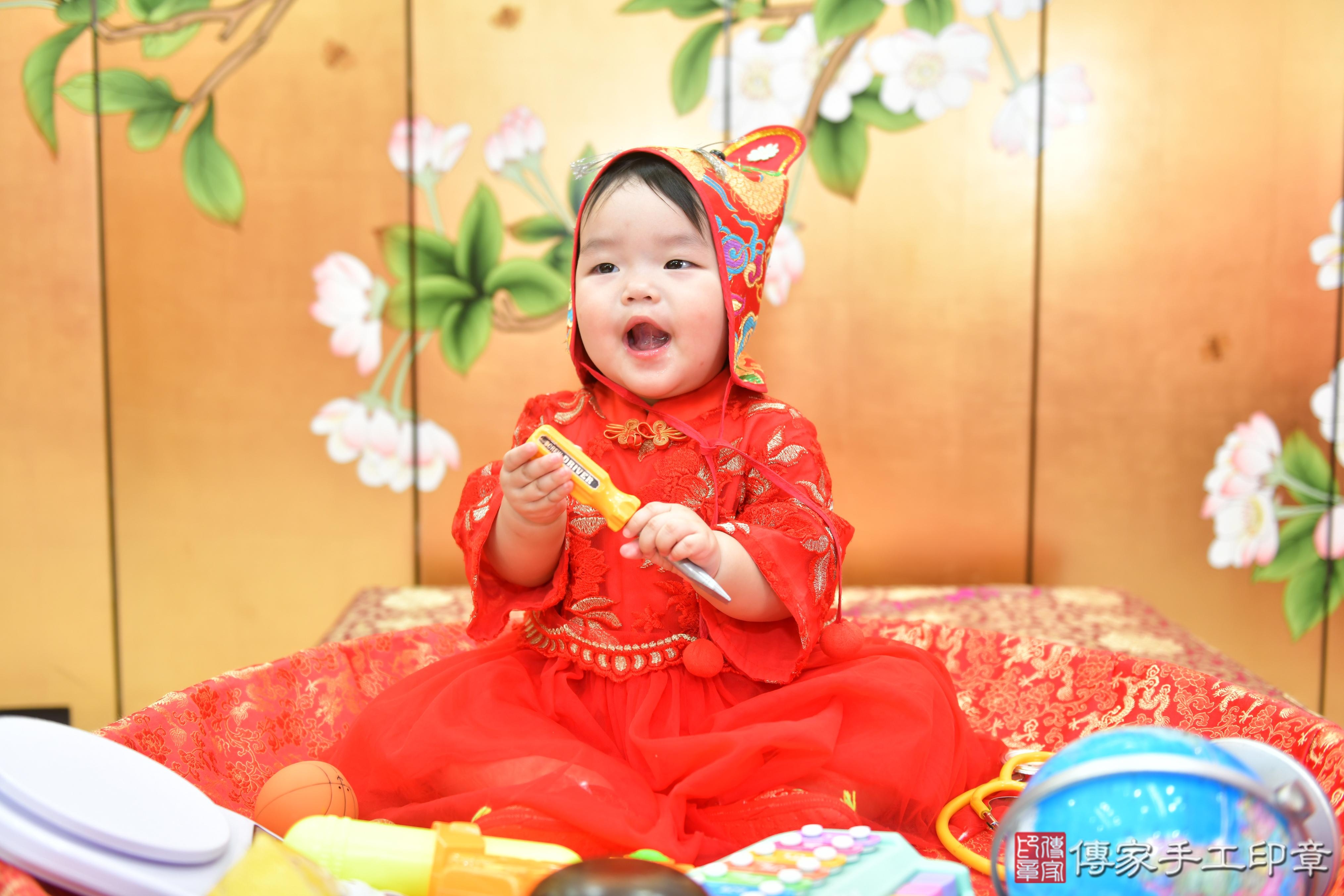 傳家手工印章台中店、抓周、度脺、美式風會場、傳家嬰兒古禮、吉祥話、抓周道具物品24種、拍照。抓周證書。寶寶抓周、滿周歲、生日快樂、祝福