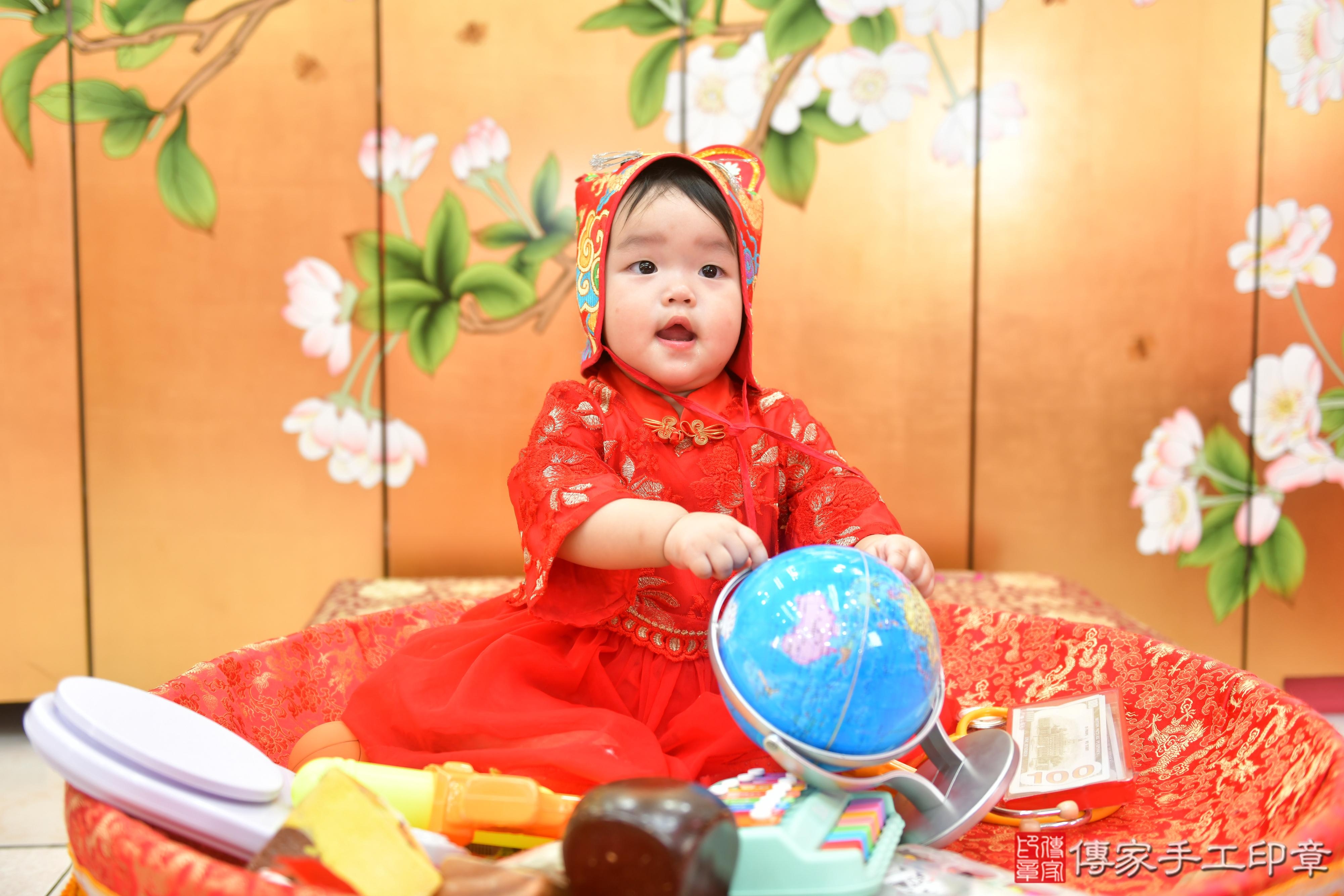 傳家手工印章台中店、抓周、度脺、美式風會場、傳家嬰兒古禮、吉祥話、抓周道具物品24種、拍照。抓周證書。寶寶抓周、滿周歲、生日快樂、祝福