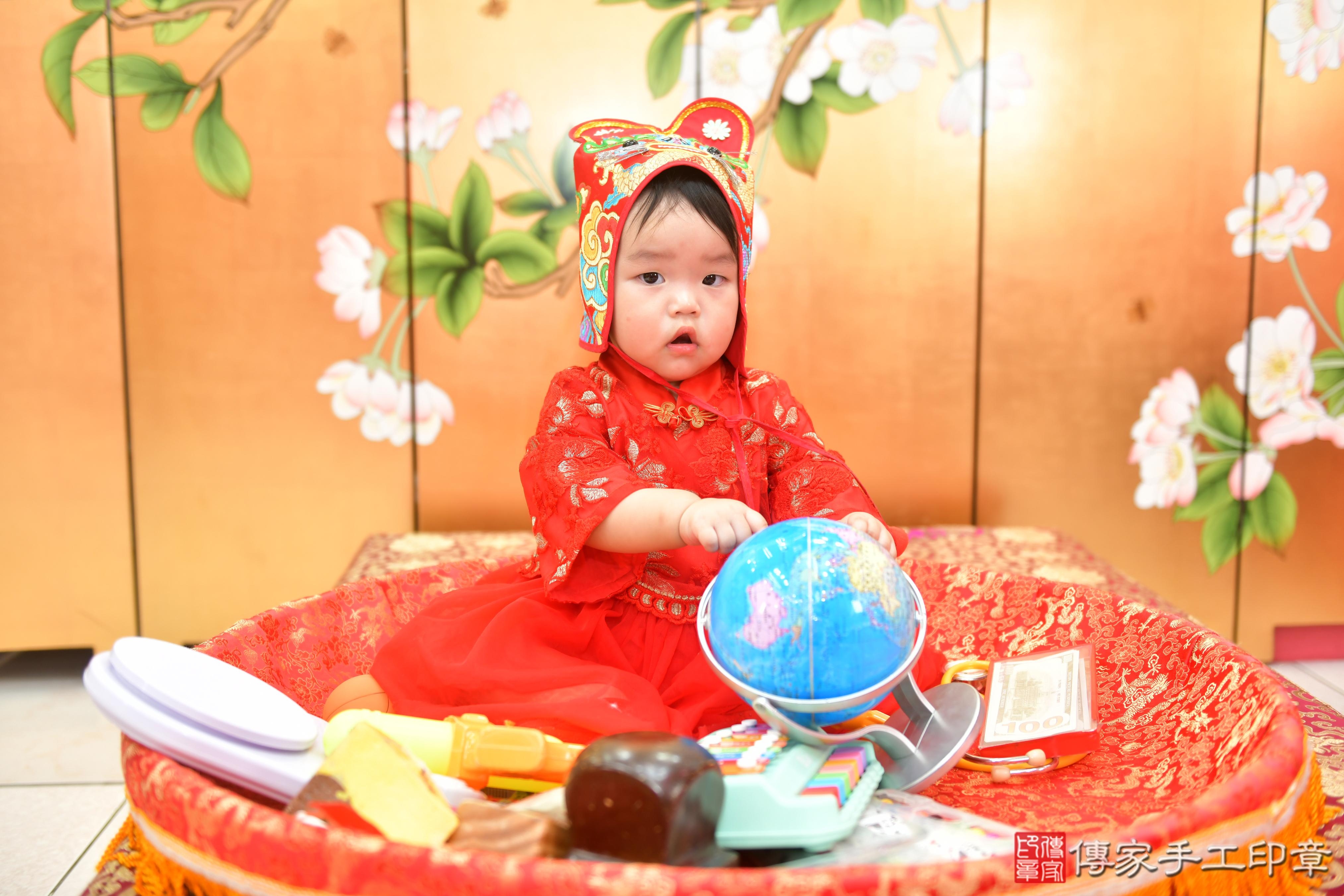 傳家手工印章台中店、抓周、度脺、美式風會場、傳家嬰兒古禮、吉祥話、抓周道具物品24種、拍照。抓周證書。寶寶抓周、滿周歲、生日快樂、祝福