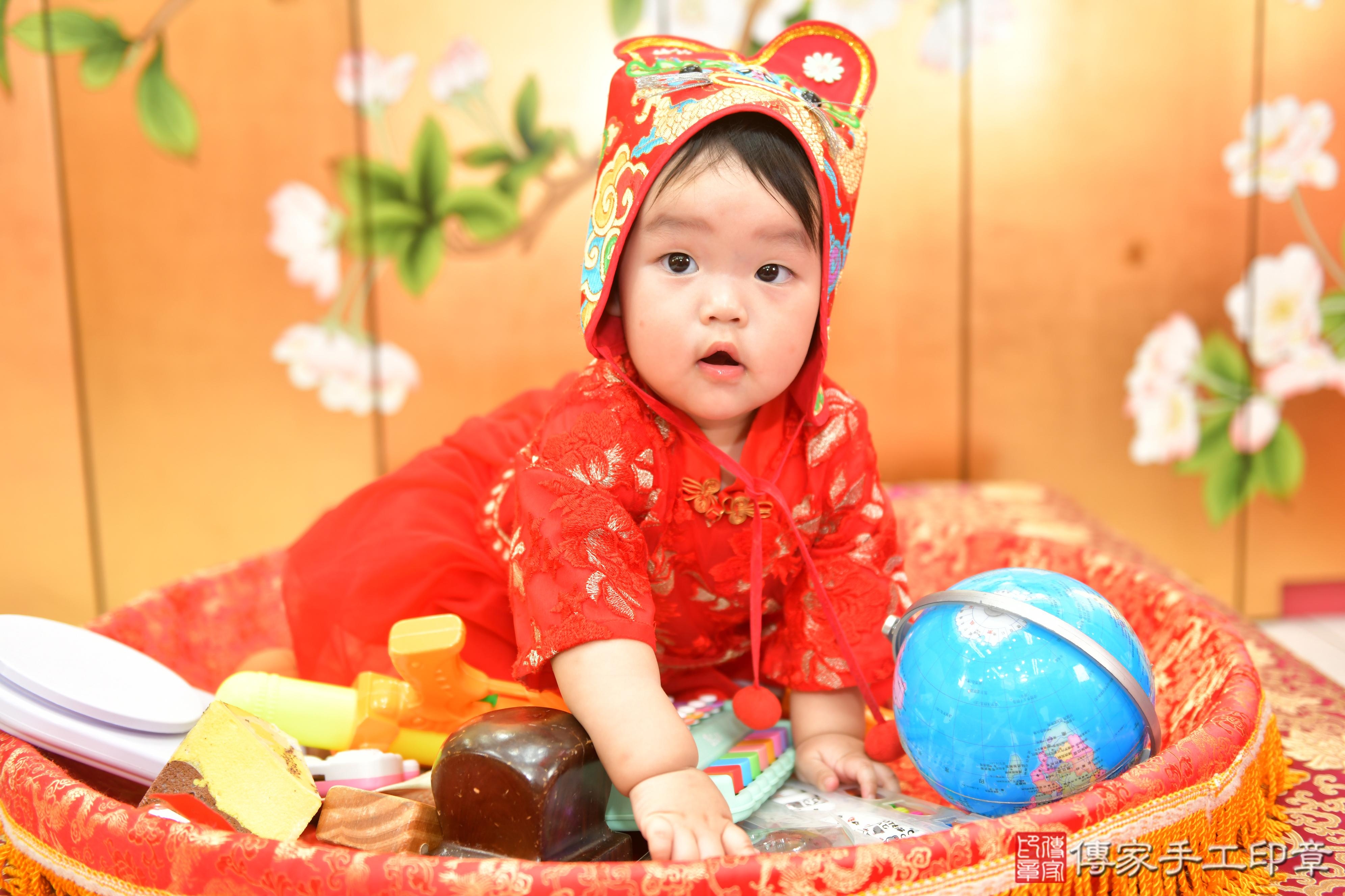 傳家手工印章台中店、抓周、度脺、美式風會場、傳家嬰兒古禮、吉祥話、抓周道具物品24種、拍照。抓周證書。寶寶抓周、滿周歲、生日快樂、祝福