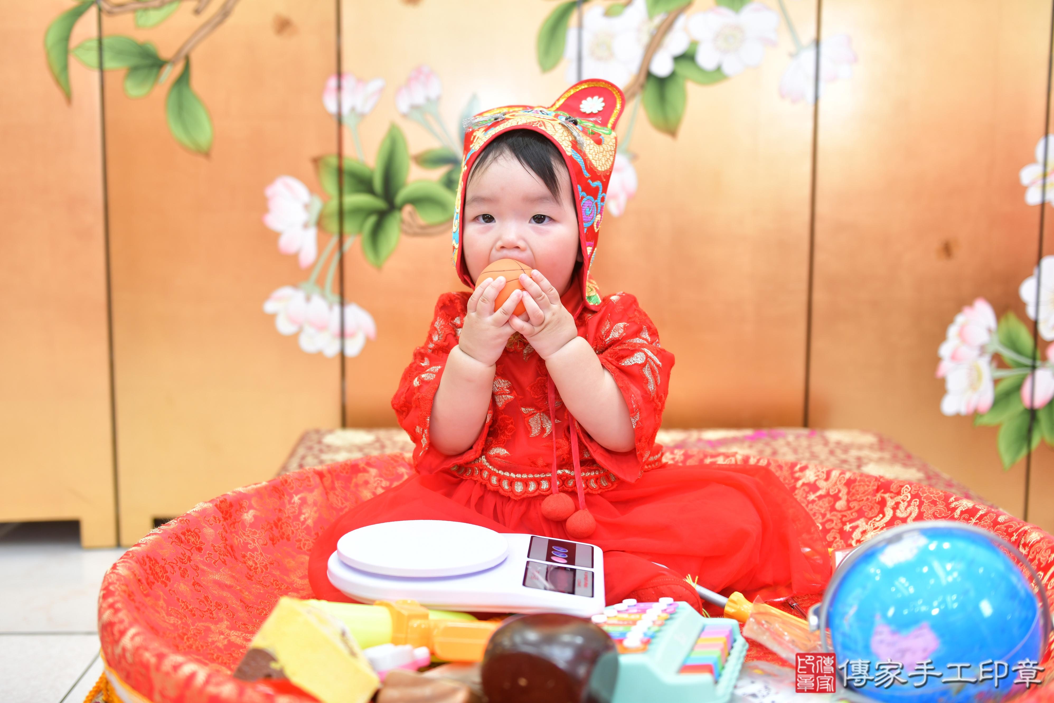 傳家手工印章台中店、抓周、度脺、美式風會場、傳家嬰兒古禮、吉祥話、抓周道具物品24種、拍照。抓周證書。寶寶抓周、滿周歲、生日快樂、祝福