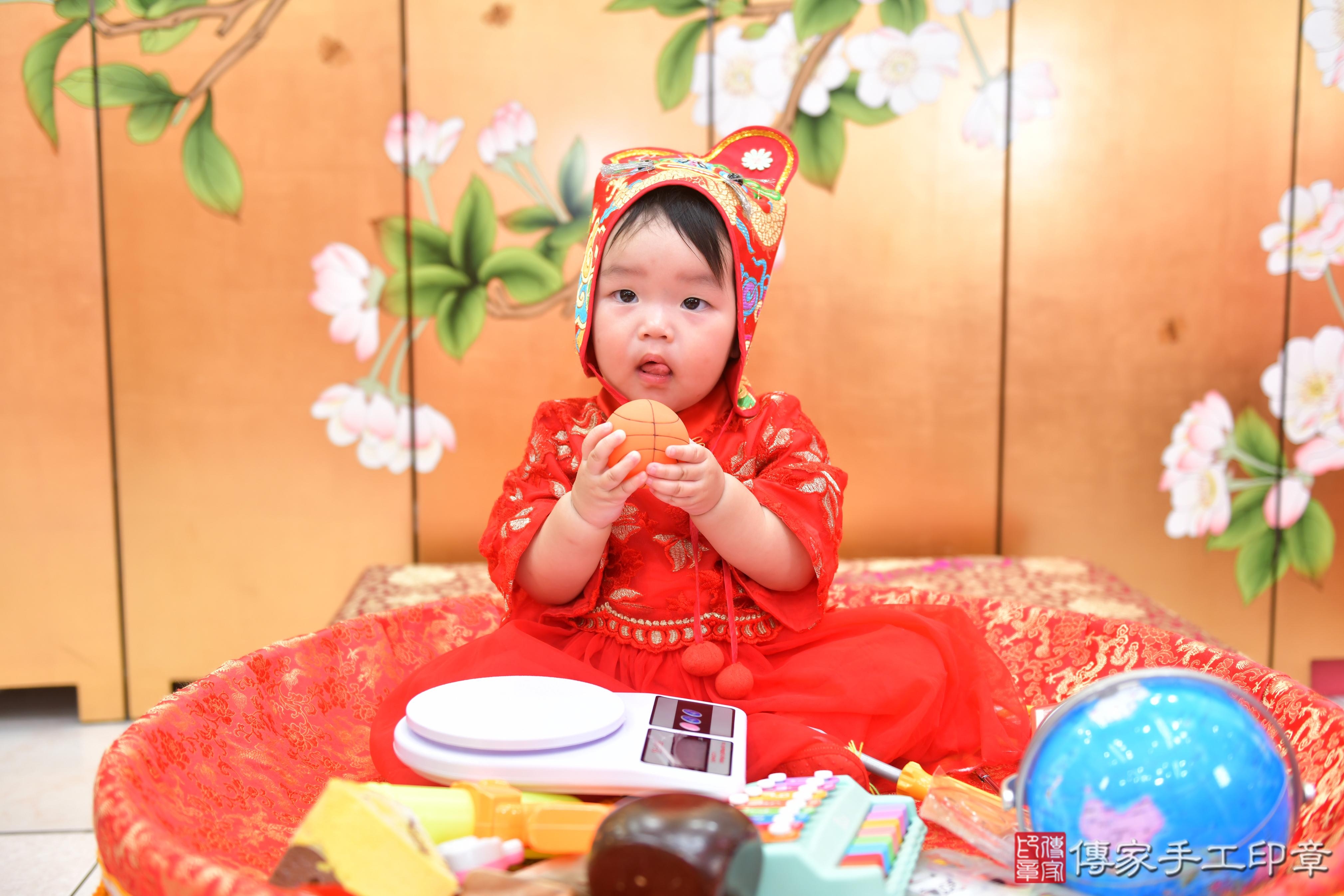 傳家手工印章台中店、抓周、度脺、美式風會場、傳家嬰兒古禮、吉祥話、抓周道具物品24種、拍照。抓周證書。寶寶抓周、滿周歲、生日快樂、祝福