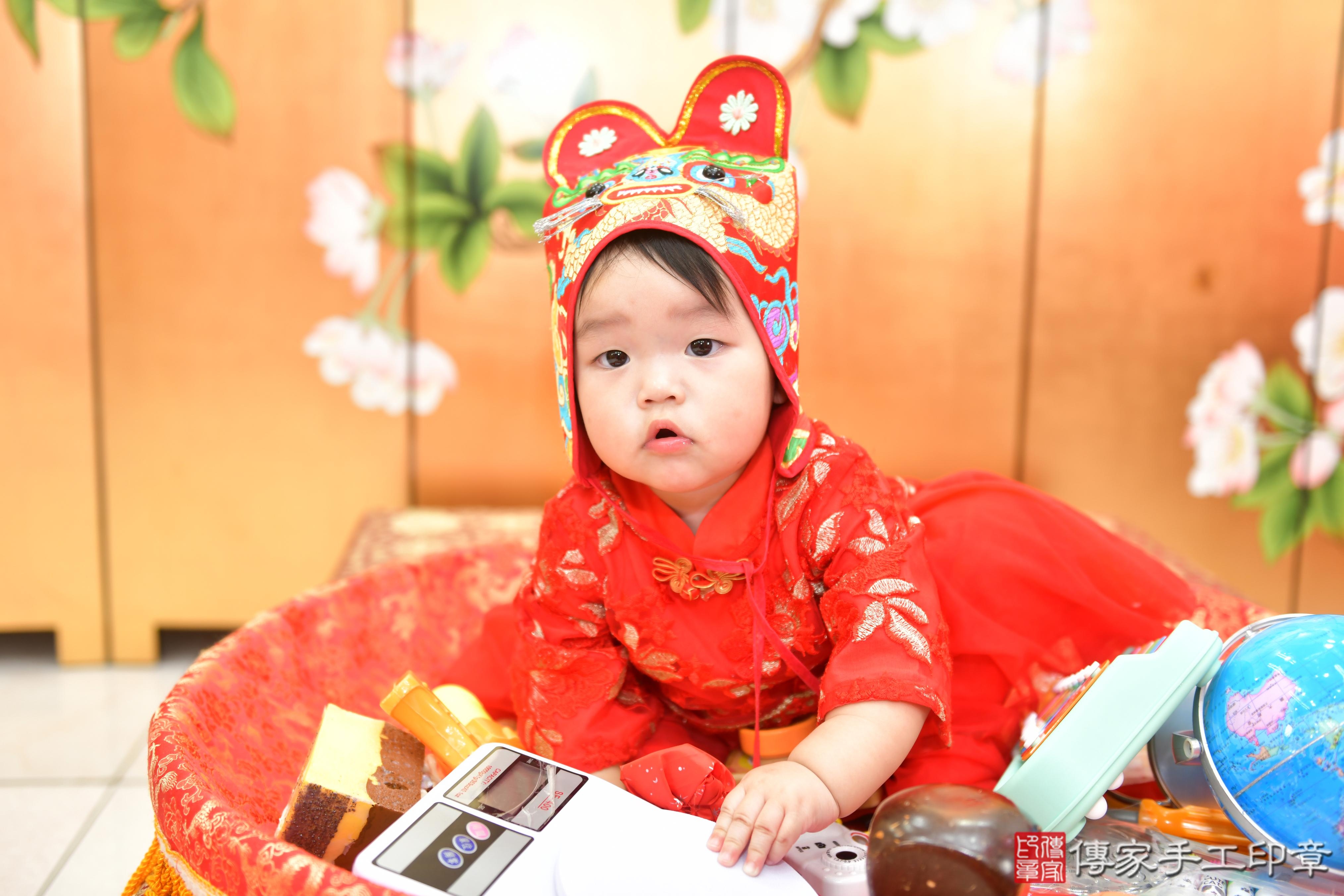 傳家手工印章台中店、抓周、度脺、美式風會場、傳家嬰兒古禮、吉祥話、抓周道具物品24種、拍照。抓周證書。寶寶抓周、滿周歲、生日快樂、祝福