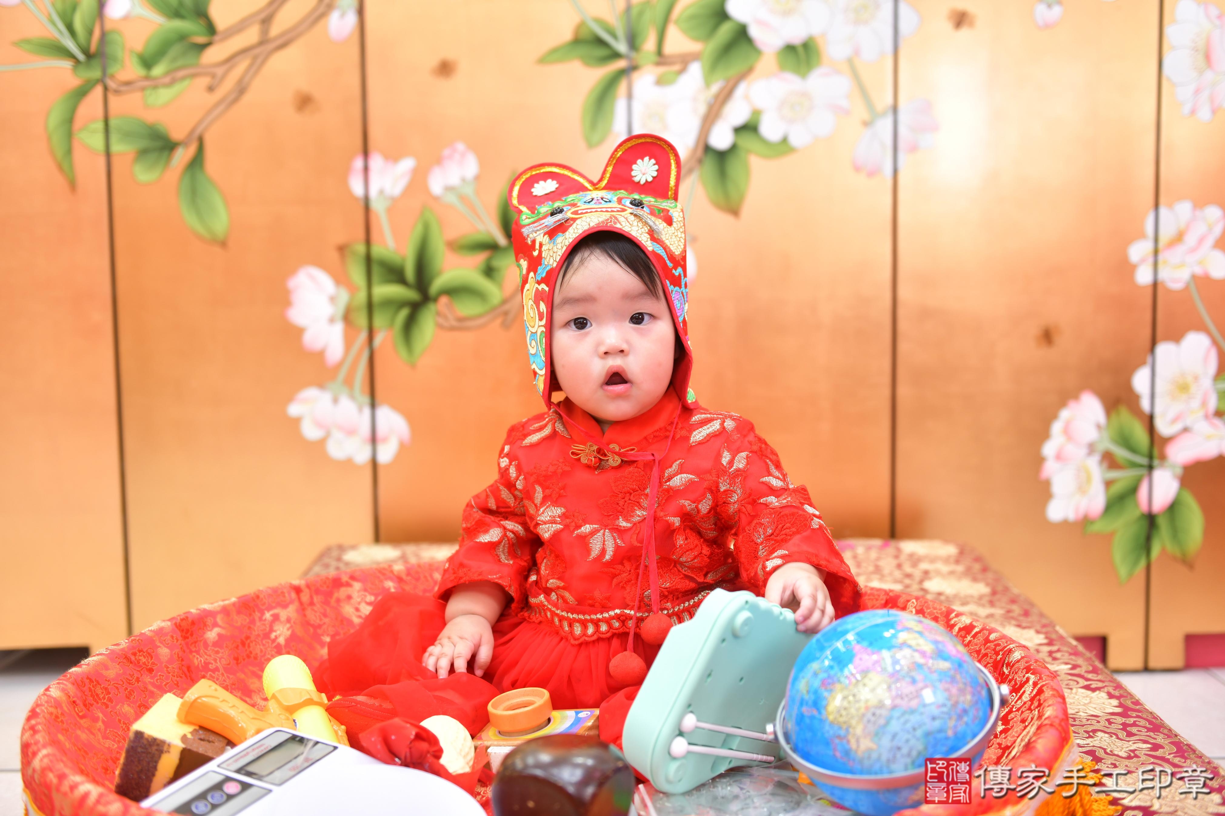 傳家手工印章台中店、抓周、度脺、美式風會場、傳家嬰兒古禮、吉祥話、抓周道具物品24種、拍照。抓周證書。寶寶抓周、滿周歲、生日快樂、祝福