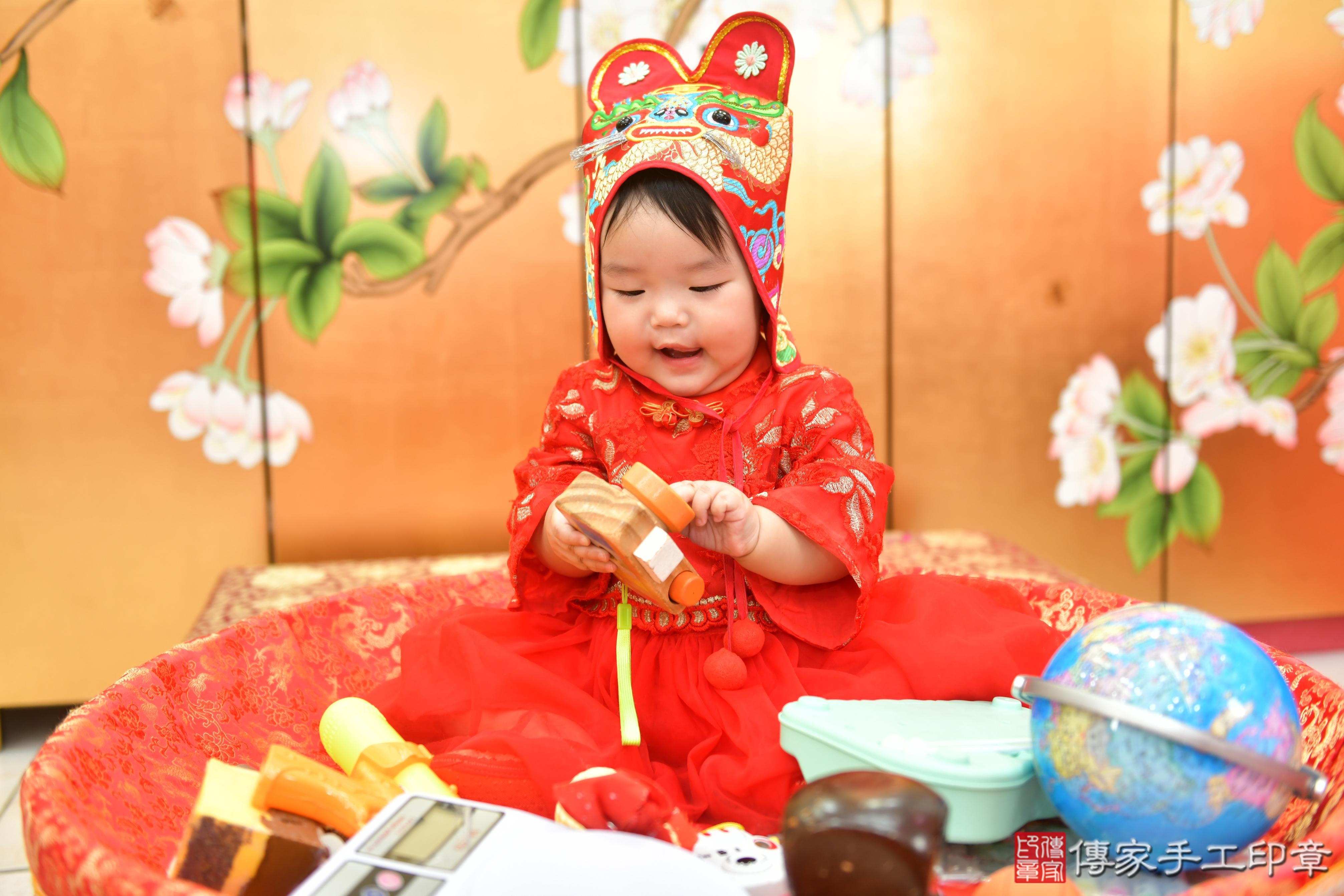 傳家手工印章台中店、抓周、度脺、美式風會場、傳家嬰兒古禮、吉祥話、抓周道具物品24種、拍照。抓周證書。寶寶抓周、滿周歲、生日快樂、祝福