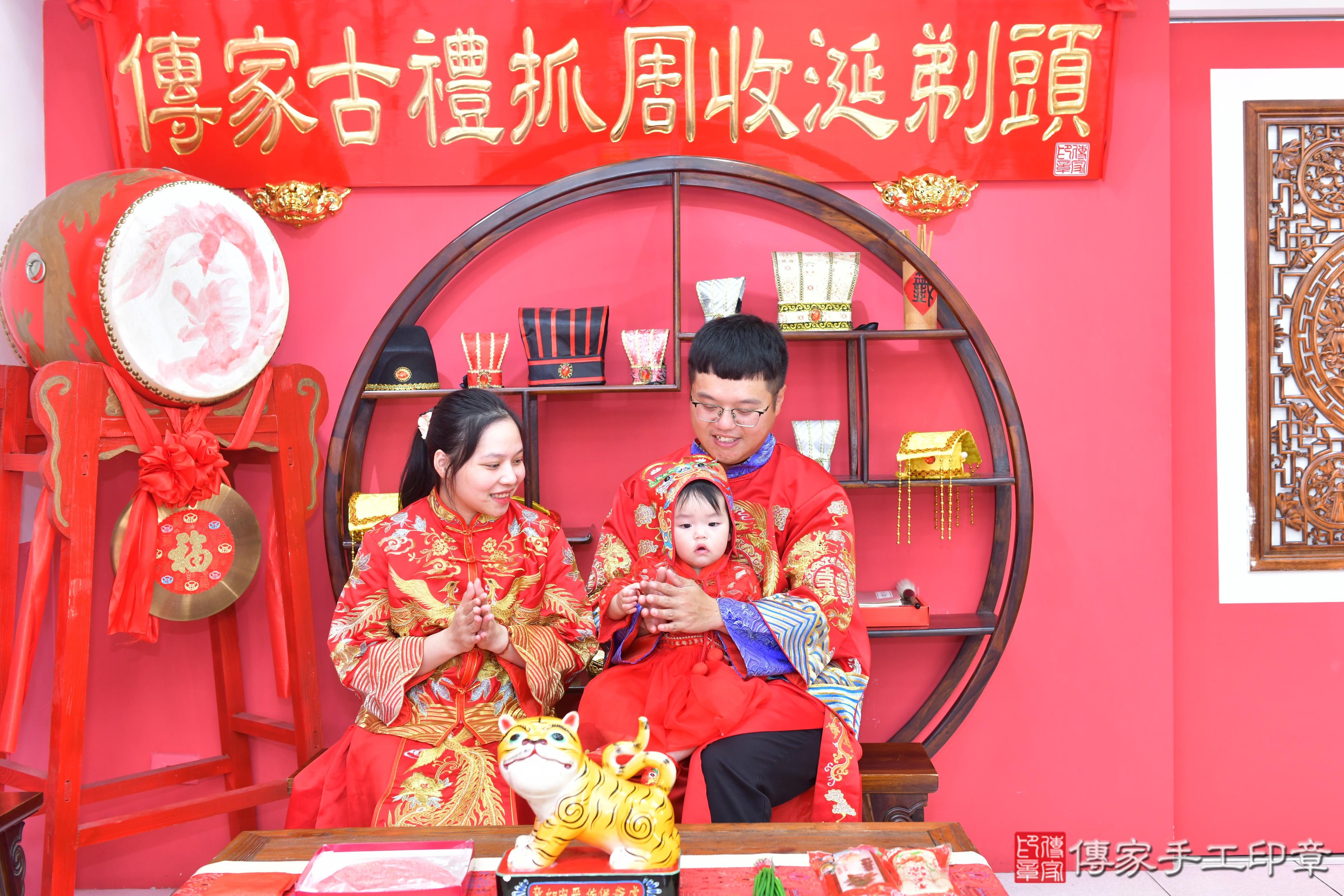 傳家手工印章台中店、抓周、度脺、美式風會場、傳家嬰兒古禮、吉祥話、抓周道具物品24種、拍照。抓周證書。寶寶抓周、滿周歲、生日快樂、祝福