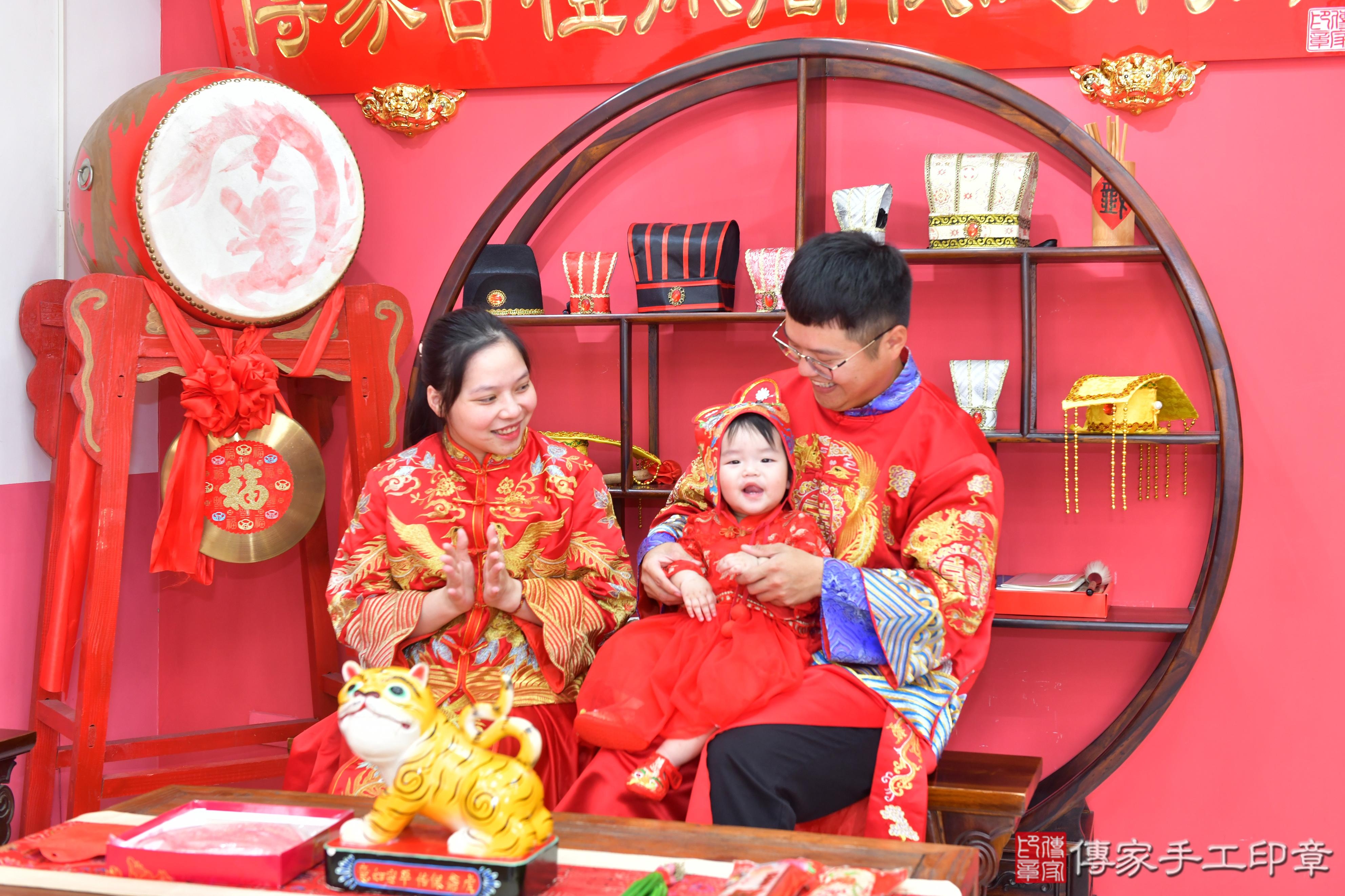 傳家手工印章台中店、抓周、度脺、美式風會場、傳家嬰兒古禮、吉祥話、抓周道具物品24種、拍照。抓周證書。寶寶抓周、滿周歲、生日快樂、祝福