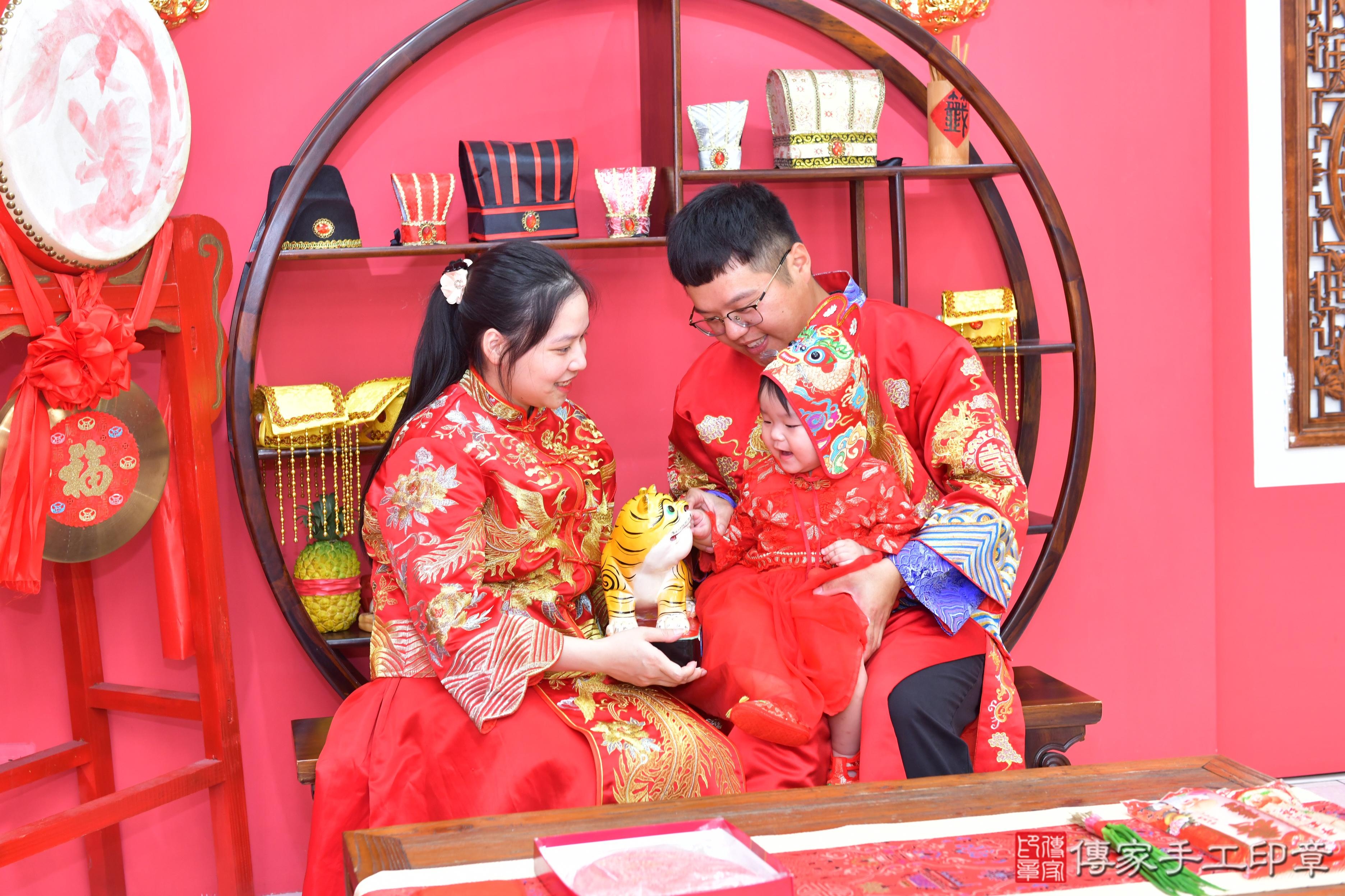 傳家手工印章台中店、抓周、度脺、美式風會場、傳家嬰兒古禮、吉祥話、抓周道具物品24種、拍照。抓周證書。寶寶抓周、滿周歲、生日快樂、祝福