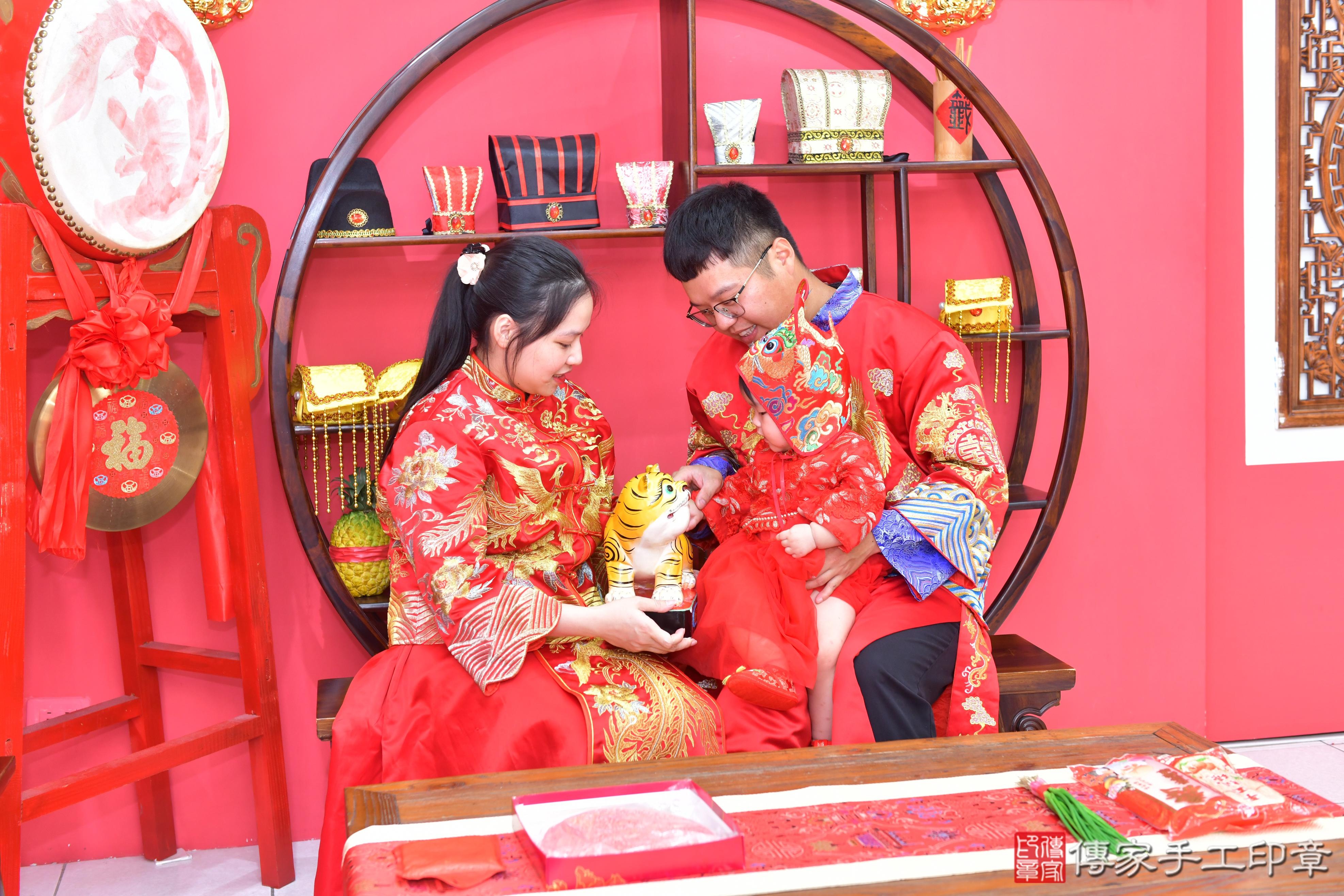 傳家手工印章台中店、抓周、度脺、美式風會場、傳家嬰兒古禮、吉祥話、抓周道具物品24種、拍照。抓周證書。寶寶抓周、滿周歲、生日快樂、祝福