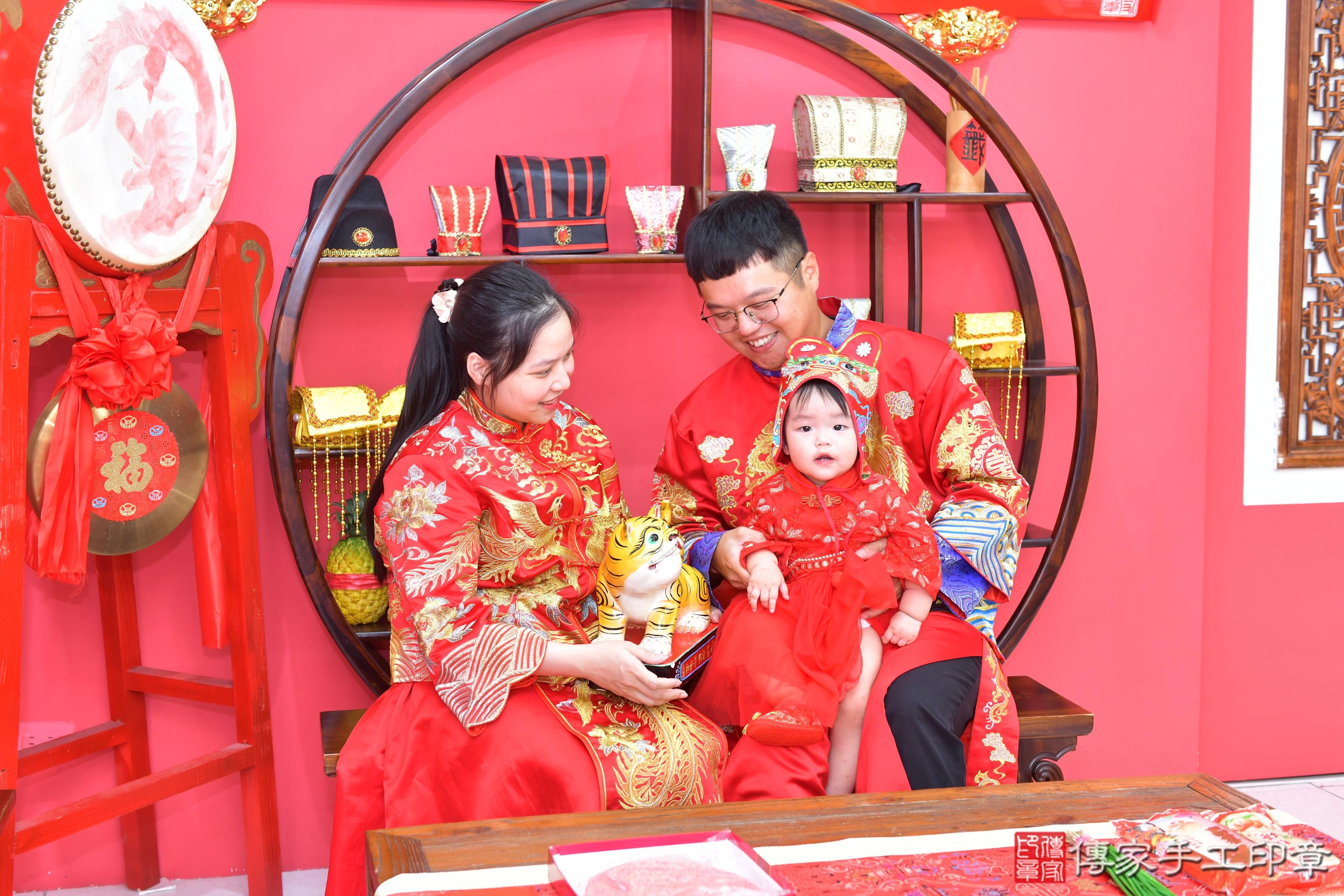 傳家手工印章台中店、抓周、度脺、美式風會場、傳家嬰兒古禮、吉祥話、抓周道具物品24種、拍照。抓周證書。寶寶抓周、滿周歲、生日快樂、祝福