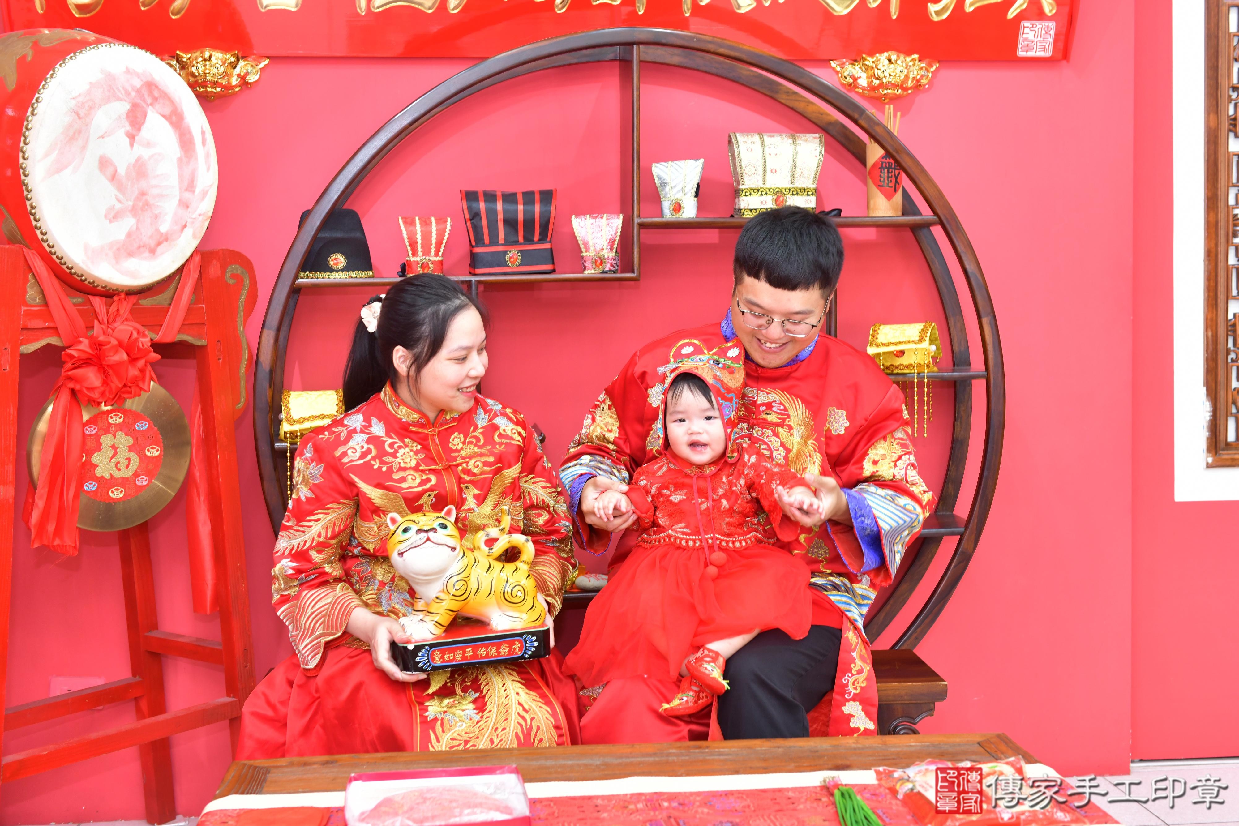 傳家手工印章台中店、抓周、度脺、美式風會場、傳家嬰兒古禮、吉祥話、抓周道具物品24種、拍照。抓周證書。寶寶抓周、滿周歲、生日快樂、祝福