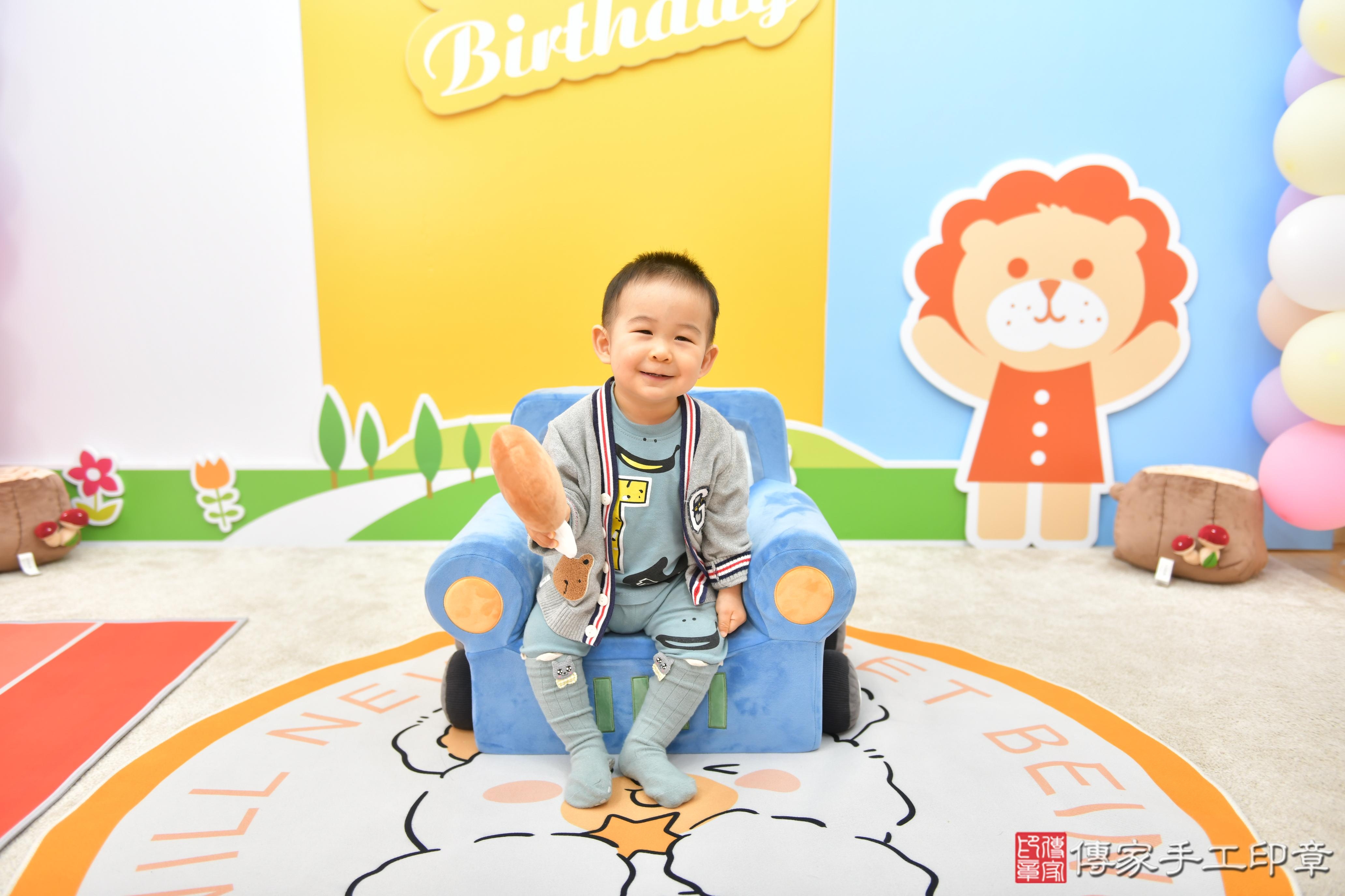 傳家手工印章台中店、抓周、度脺、美式風會場、傳家嬰兒古禮、吉祥話、抓周道具物品24種、拍照。抓周證書。寶寶抓周、滿周歲、生日快樂、祝福