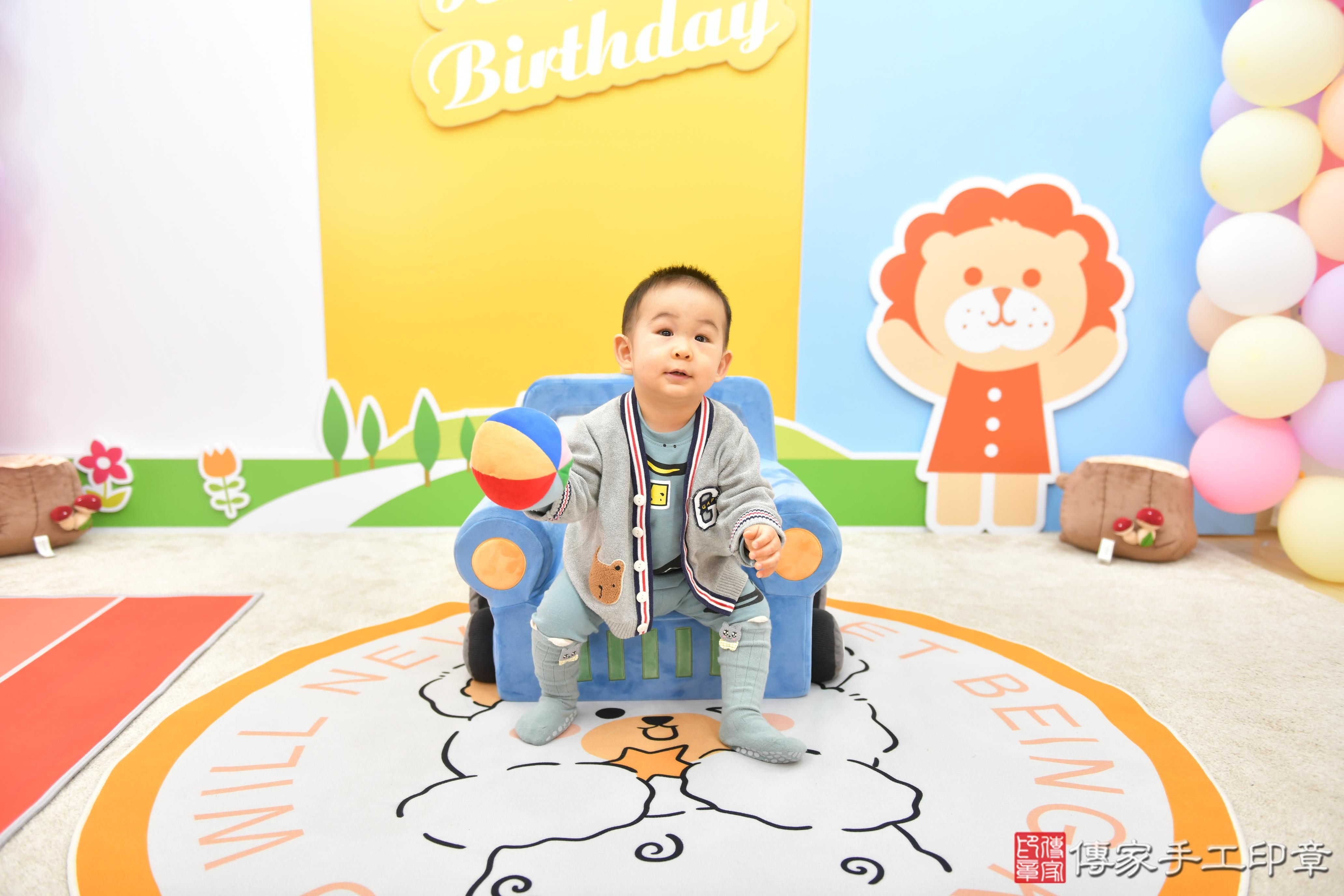 傳家手工印章台中店、抓周、度脺、美式風會場、傳家嬰兒古禮、吉祥話、抓周道具物品24種、拍照。抓周證書。寶寶抓周、滿周歲、生日快樂、祝福