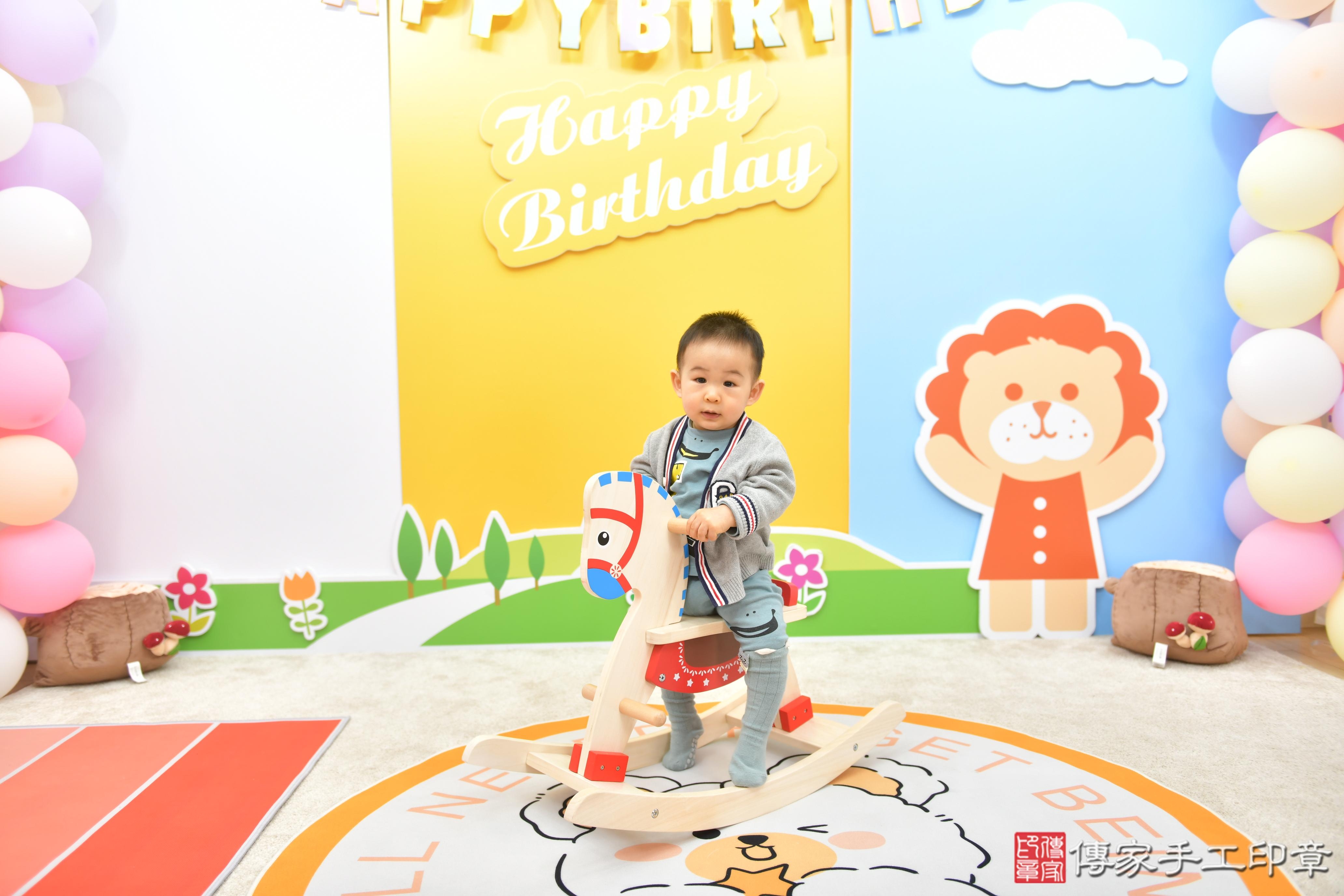 傳家手工印章台中店、抓周、度脺、美式風會場、傳家嬰兒古禮、吉祥話、抓周道具物品24種、拍照。抓周證書。寶寶抓周、滿周歲、生日快樂、祝福