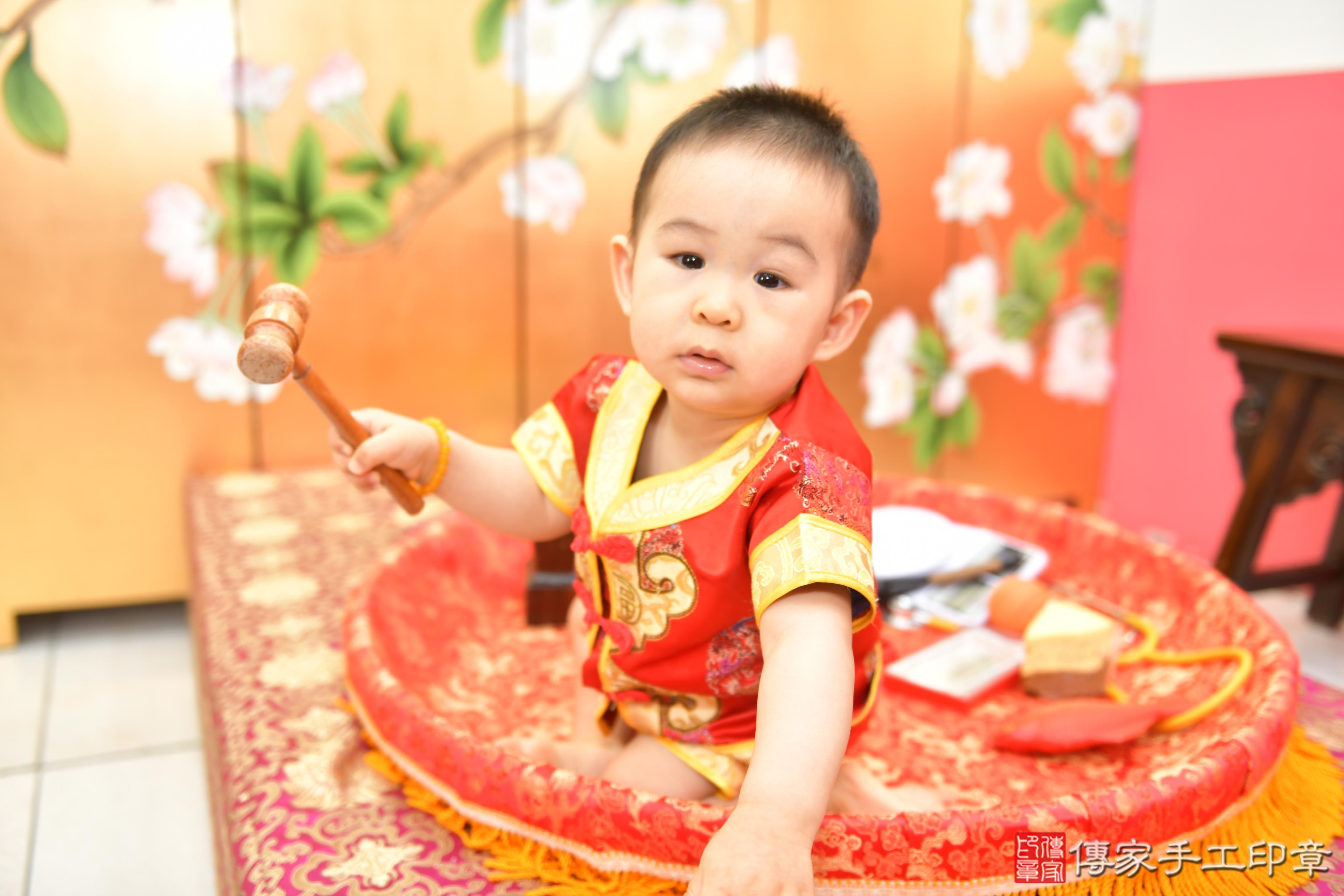 傳家手工印章台中店、抓周、度脺、美式風會場、傳家嬰兒古禮、吉祥話、抓周道具物品24種、拍照。抓周證書。寶寶抓周、滿周歲、生日快樂、祝福