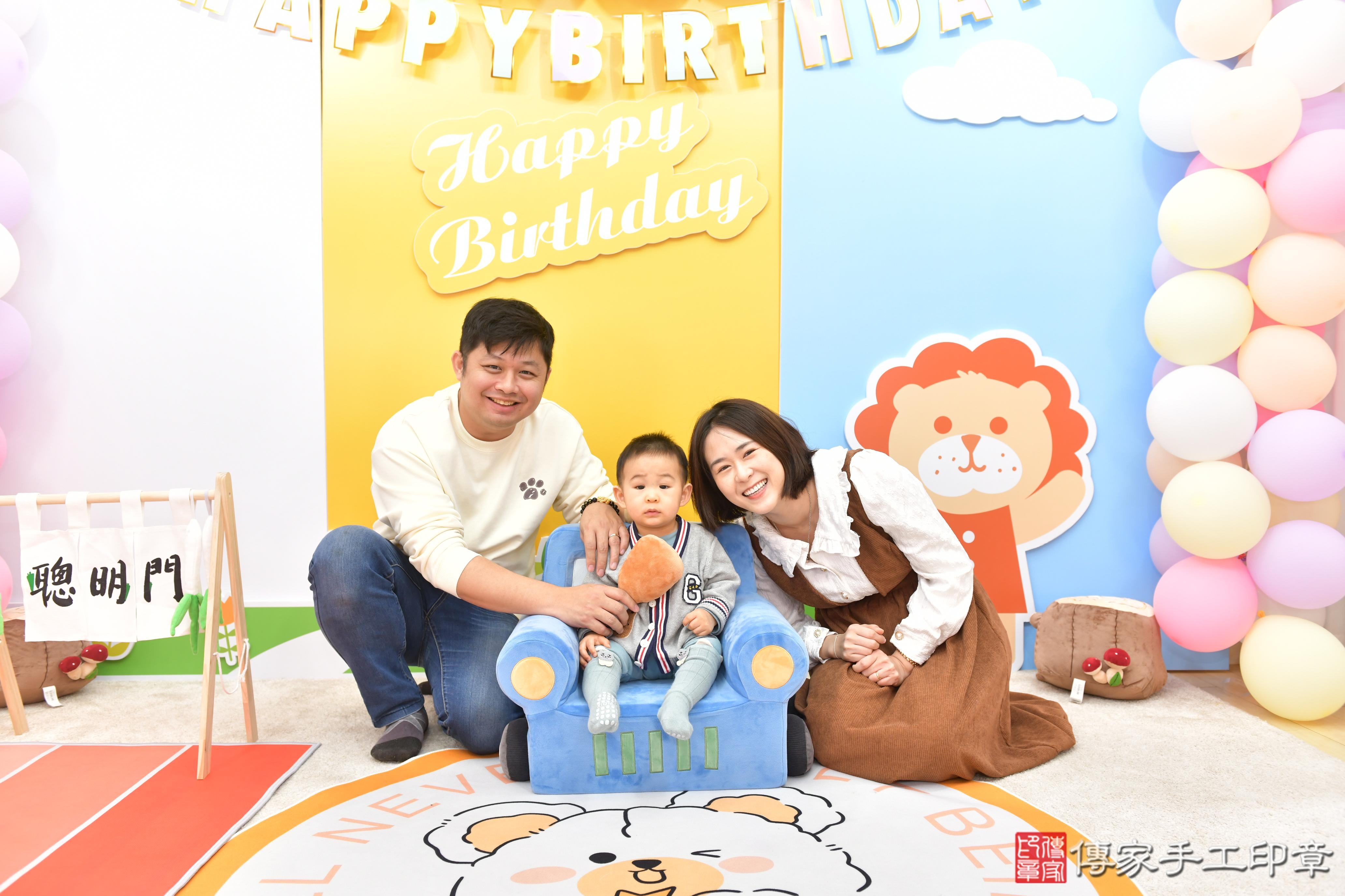 傳家手工印章台中店、抓周、度脺、美式風會場、傳家嬰兒古禮、吉祥話、抓周道具物品24種、拍照。抓周證書。寶寶抓周、滿周歲、生日快樂、祝福