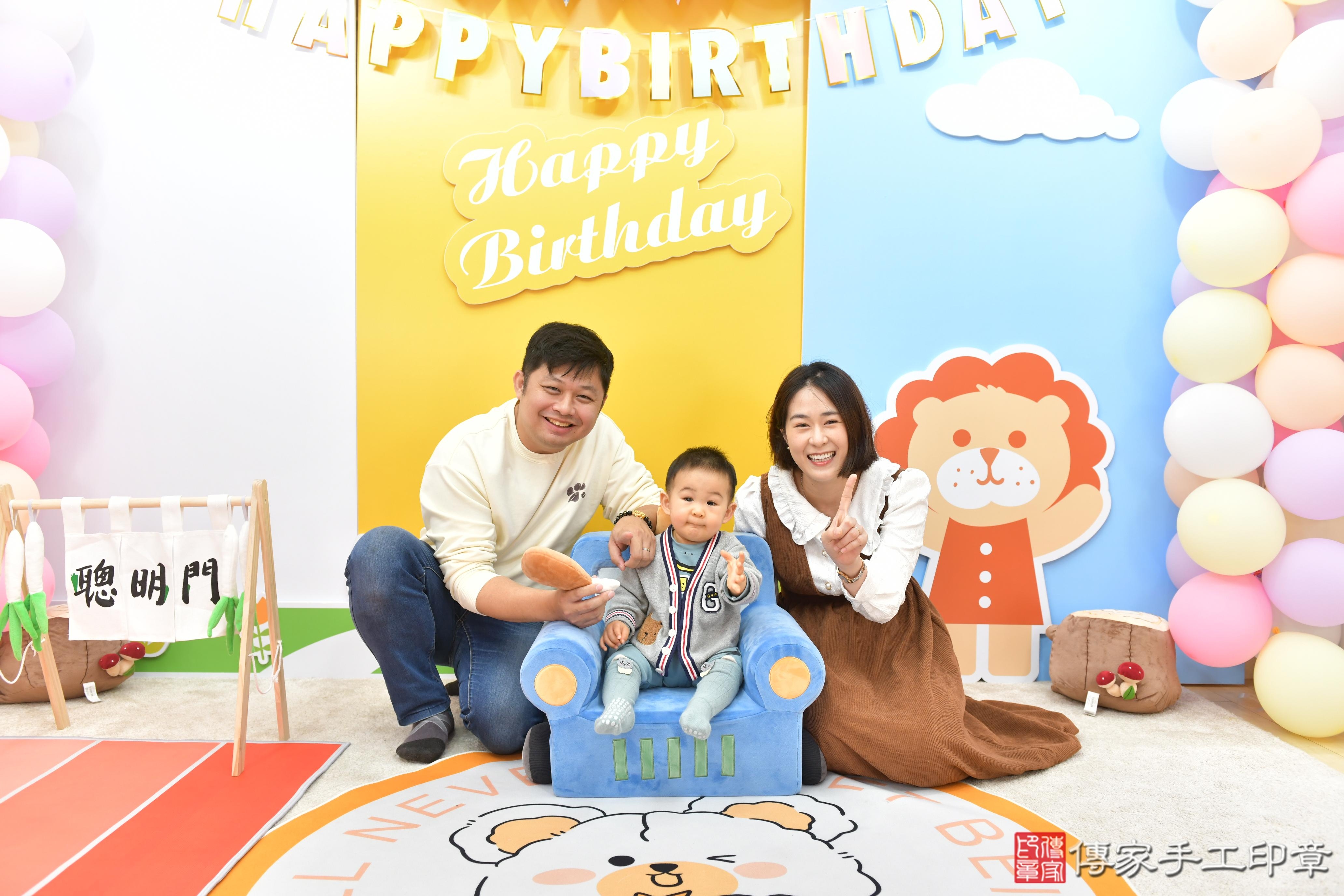 傳家手工印章台中店、抓周、度脺、美式風會場、傳家嬰兒古禮、吉祥話、抓周道具物品24種、拍照。抓周證書。寶寶抓周、滿周歲、生日快樂、祝福