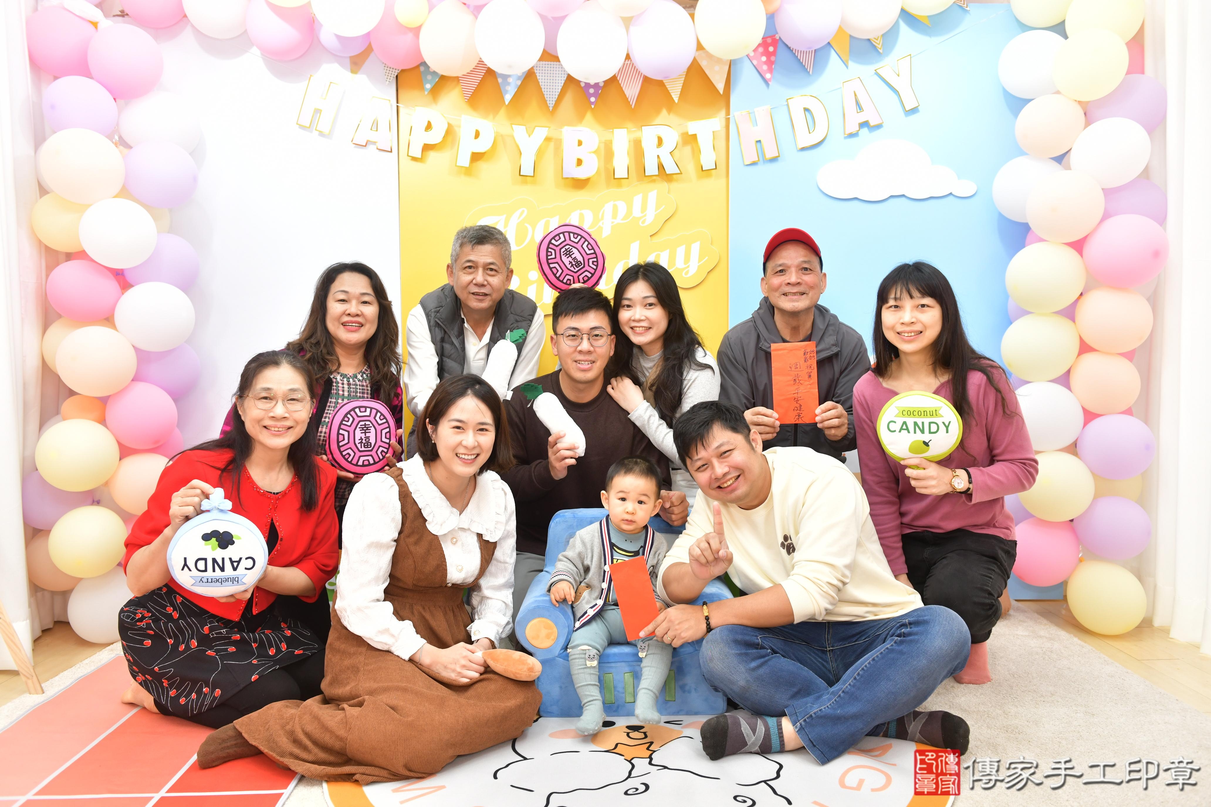 傳家手工印章台中店、抓周、度脺、美式風會場、傳家嬰兒古禮、吉祥話、抓周道具物品24種、拍照。抓周證書。寶寶抓周、滿周歲、生日快樂、祝福