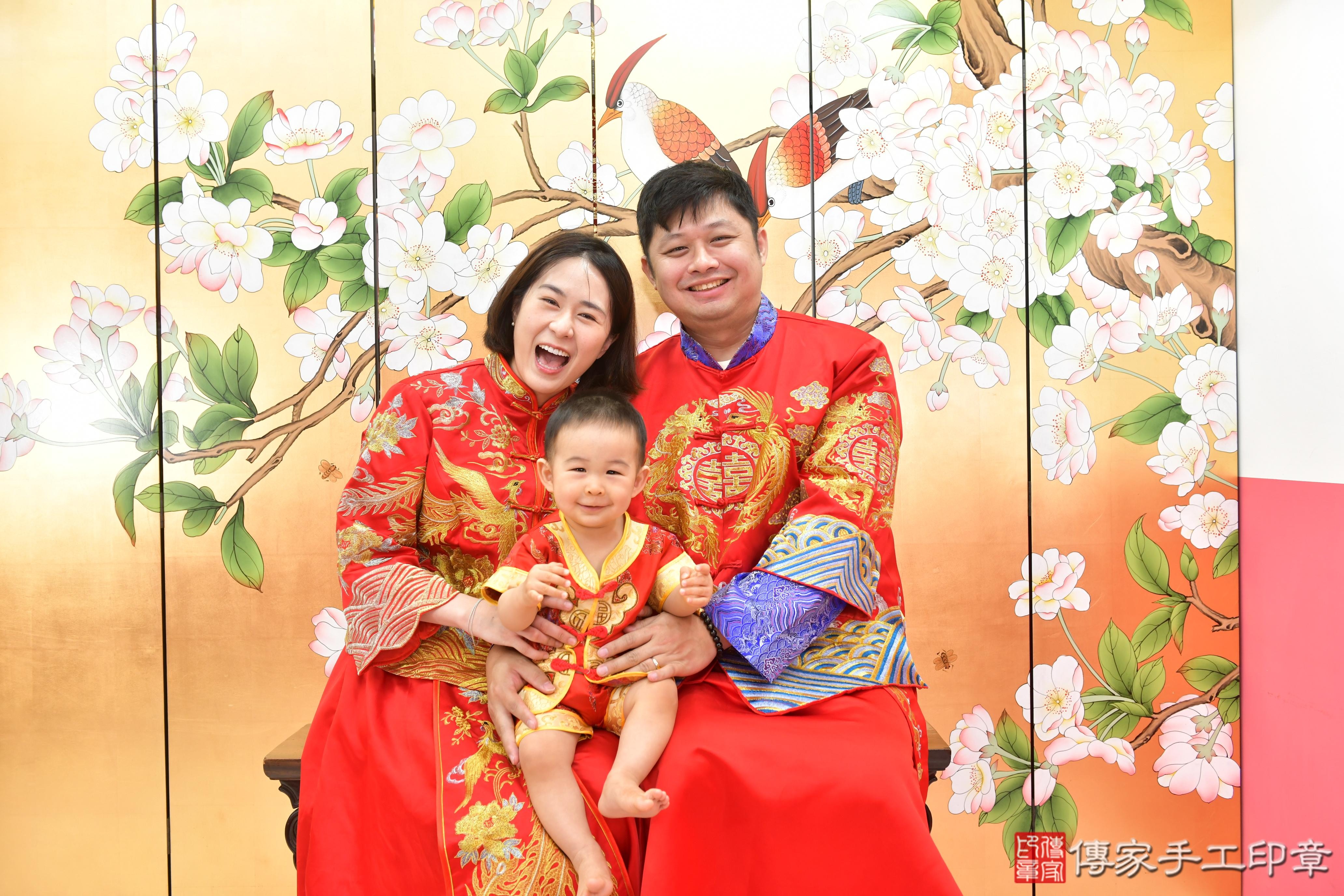 傳家手工印章台中店、抓周、度脺、美式風會場、傳家嬰兒古禮、吉祥話、抓周道具物品24種、拍照。抓周證書。寶寶抓周、滿周歲、生日快樂、祝福