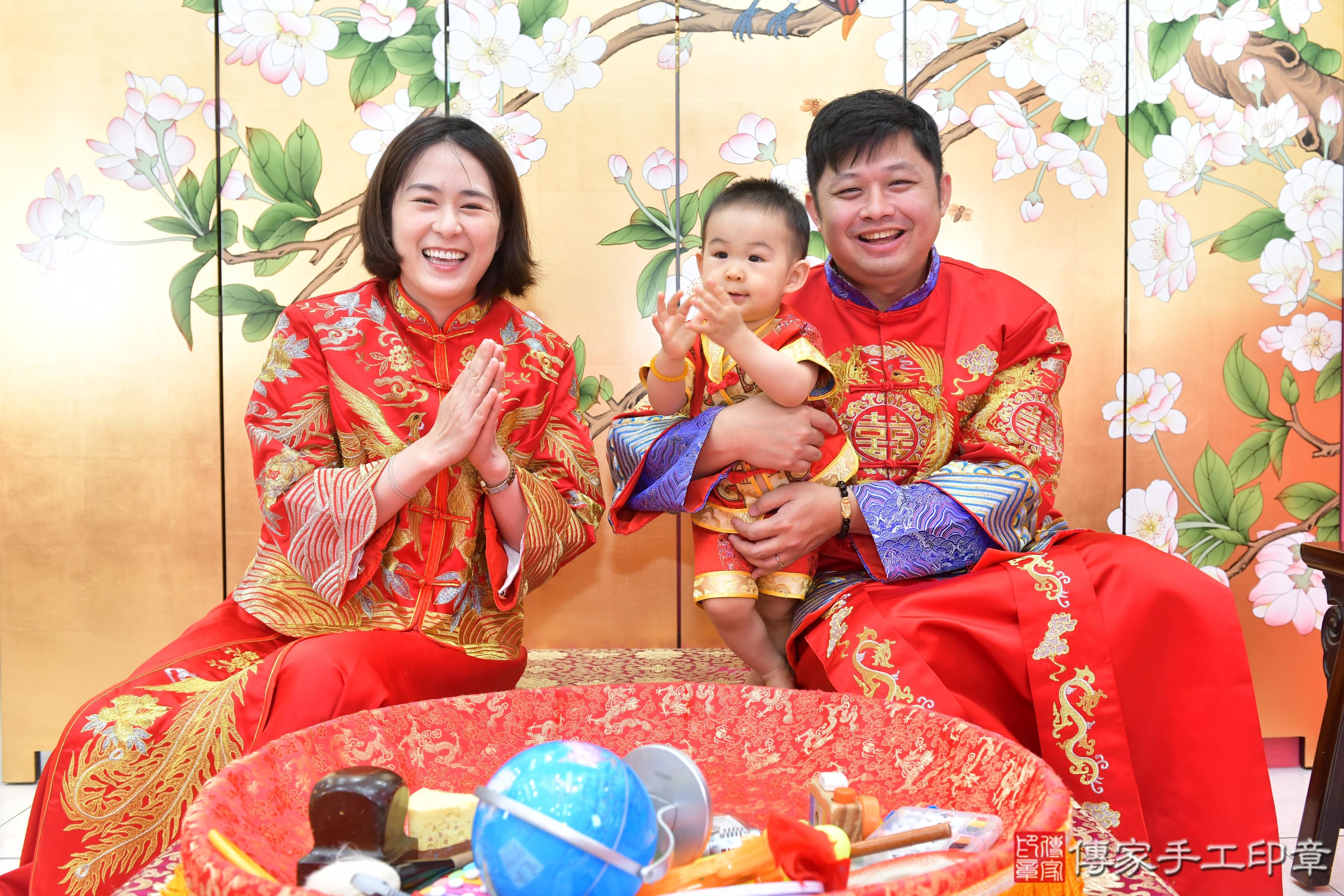 傳家手工印章台中店、抓周、度脺、美式風會場、傳家嬰兒古禮、吉祥話、抓周道具物品24種、拍照。抓周證書。寶寶抓周、滿周歲、生日快樂、祝福