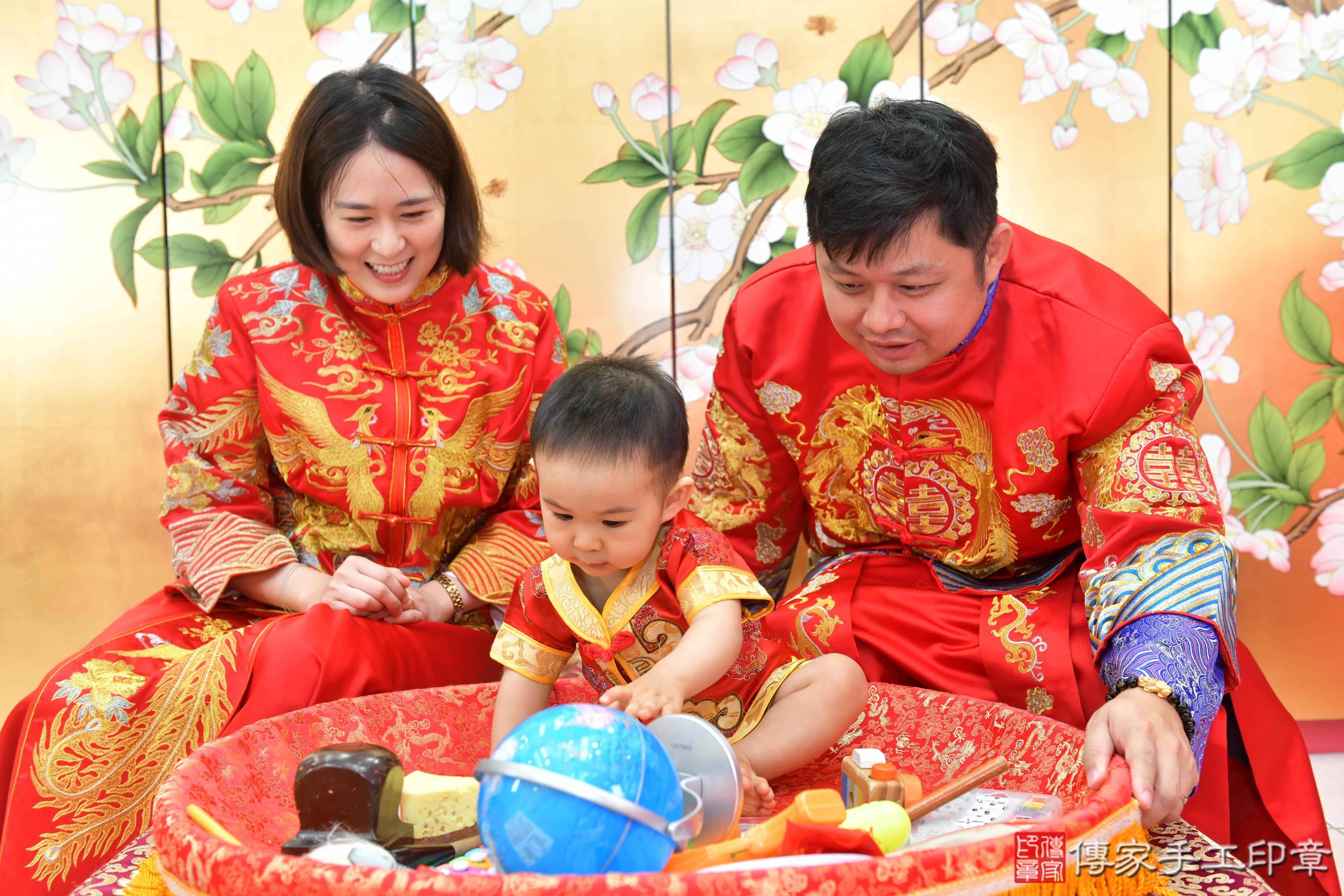 傳家手工印章台中店、抓周、度脺、美式風會場、傳家嬰兒古禮、吉祥話、抓周道具物品24種、拍照。抓周證書。寶寶抓周、滿周歲、生日快樂、祝福