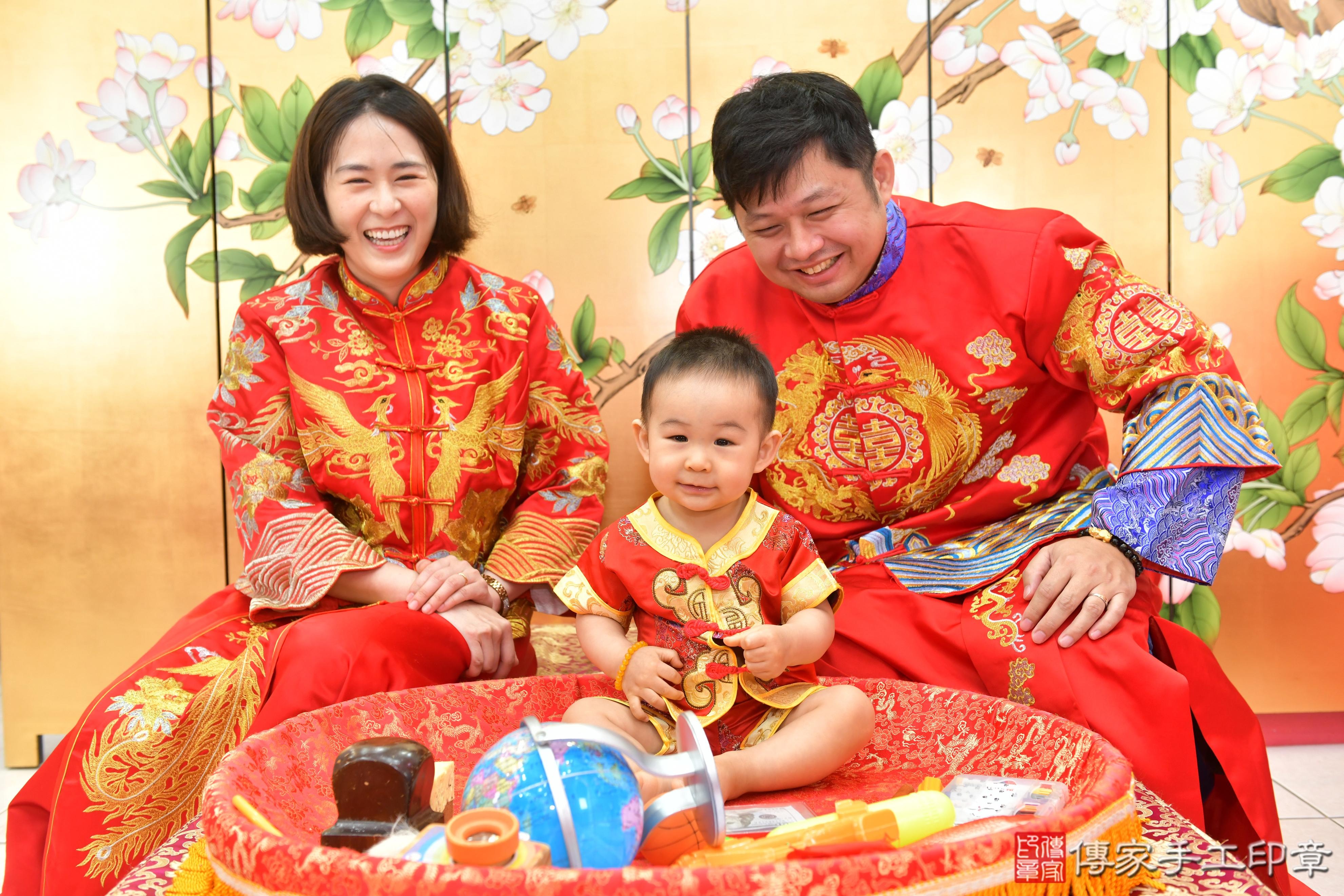 傳家手工印章台中店、抓周、度脺、美式風會場、傳家嬰兒古禮、吉祥話、抓周道具物品24種、拍照。抓周證書。寶寶抓周、滿周歲、生日快樂、祝福