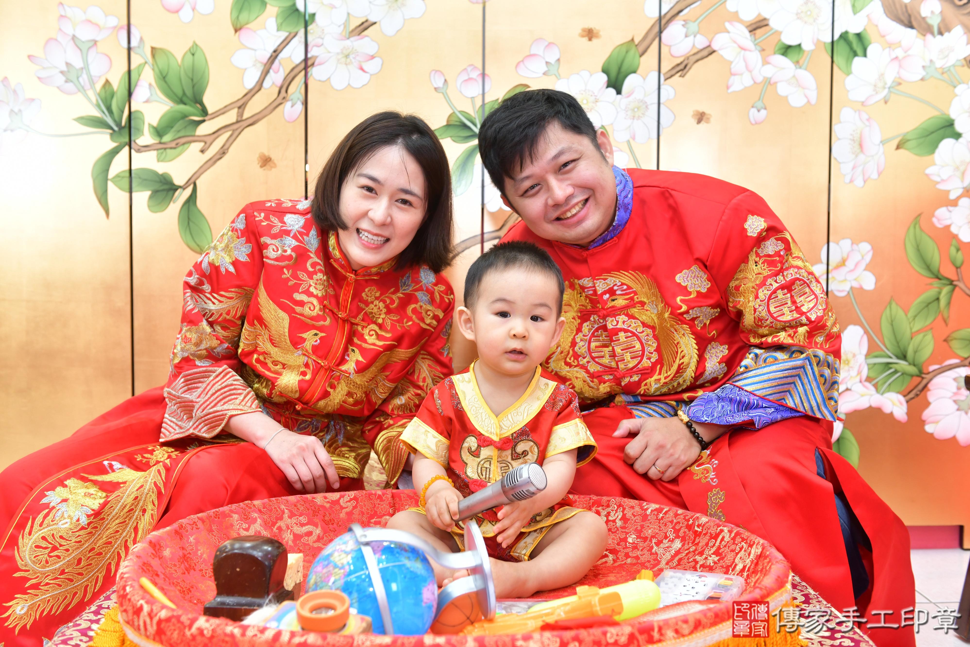 傳家手工印章台中店、抓周、度脺、美式風會場、傳家嬰兒古禮、吉祥話、抓周道具物品24種、拍照。抓周證書。寶寶抓周、滿周歲、生日快樂、祝福