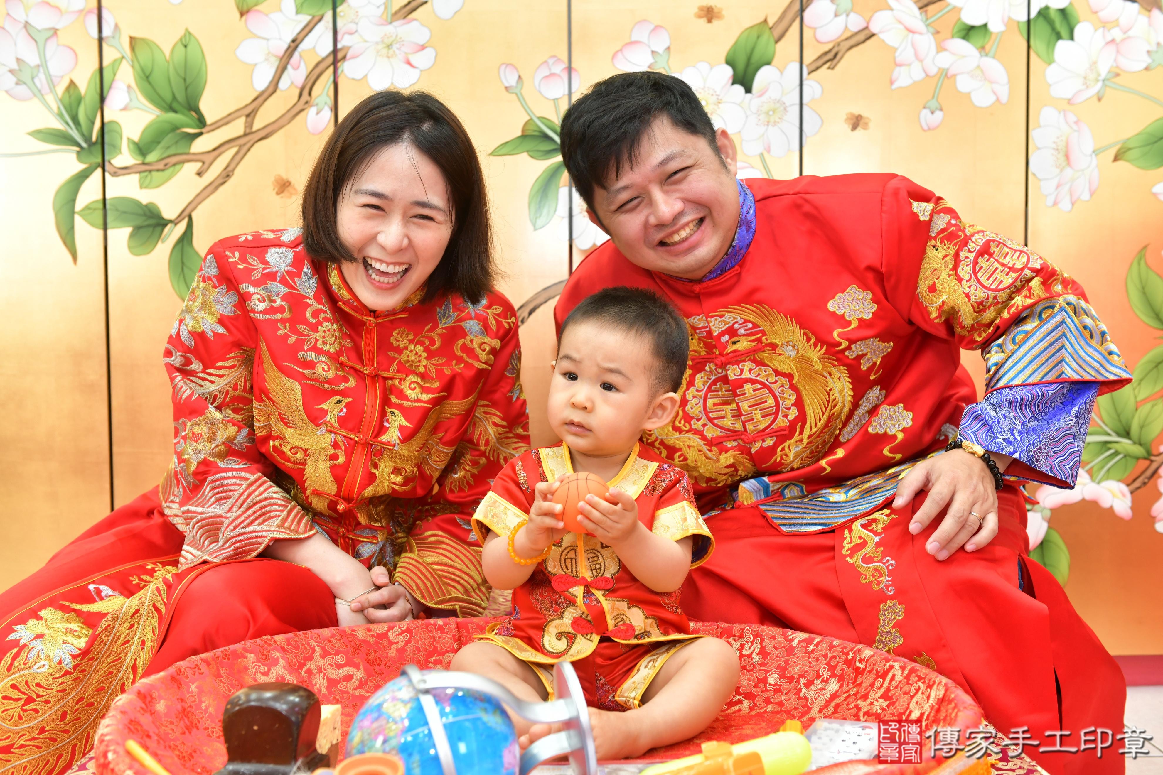 傳家手工印章台中店、抓周、度脺、美式風會場、傳家嬰兒古禮、吉祥話、抓周道具物品24種、拍照。抓周證書。寶寶抓周、滿周歲、生日快樂、祝福