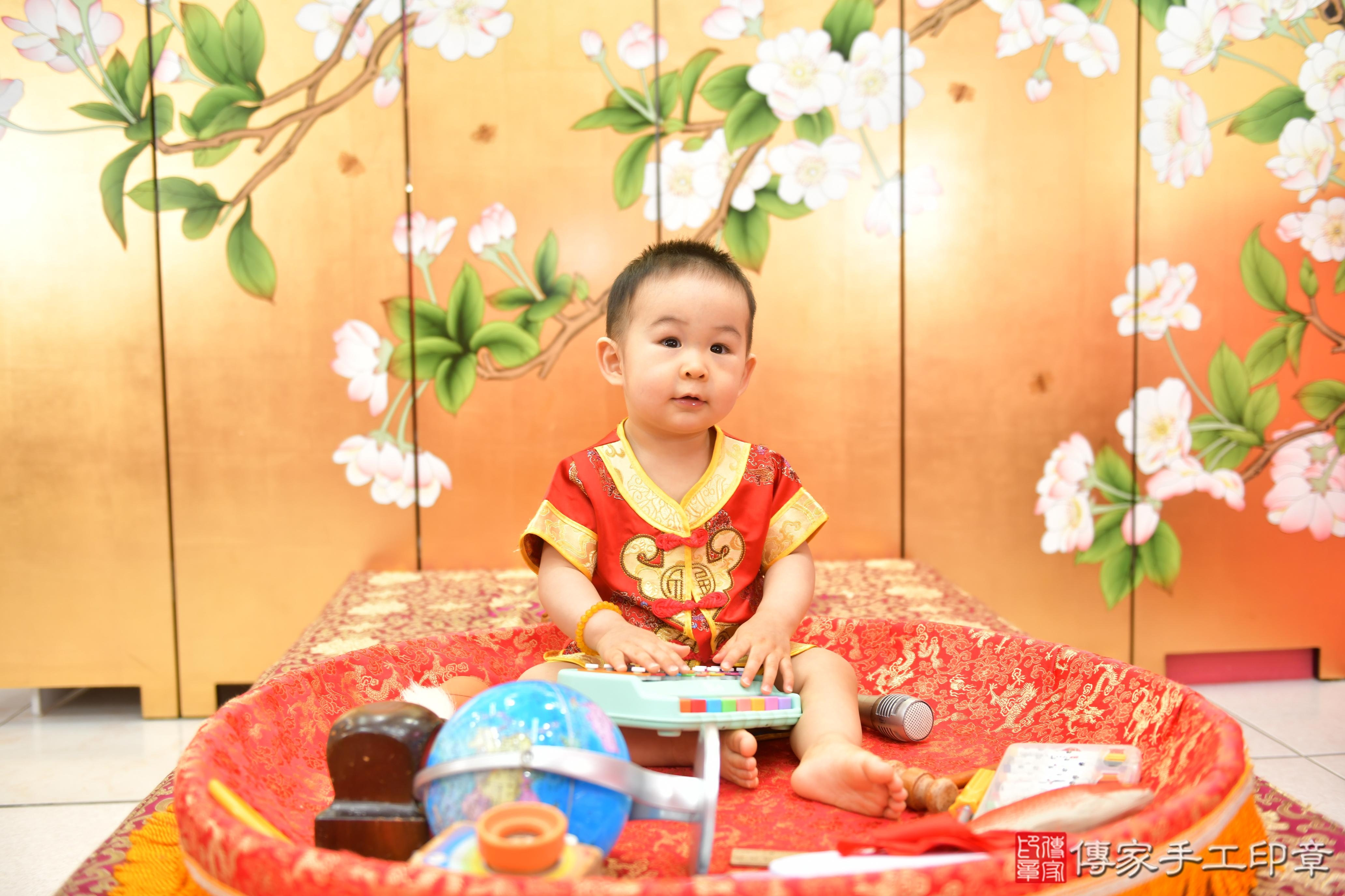 傳家手工印章台中店、抓周、度脺、美式風會場、傳家嬰兒古禮、吉祥話、抓周道具物品24種、拍照。抓周證書。寶寶抓周、滿周歲、生日快樂、祝福