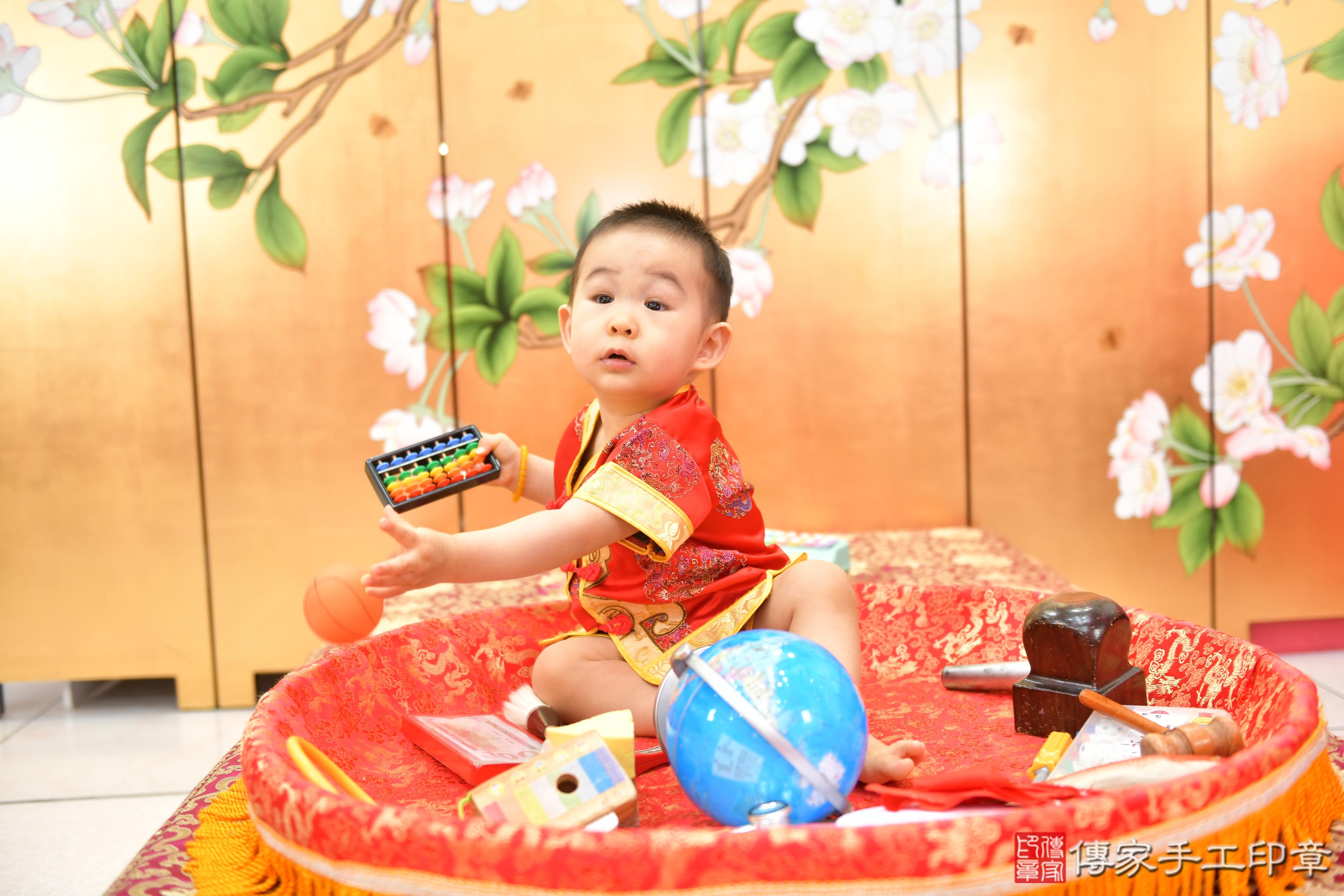 傳家手工印章台中店、抓周、度脺、美式風會場、傳家嬰兒古禮、吉祥話、抓周道具物品24種、拍照。抓周證書。寶寶抓周、滿周歲、生日快樂、祝福