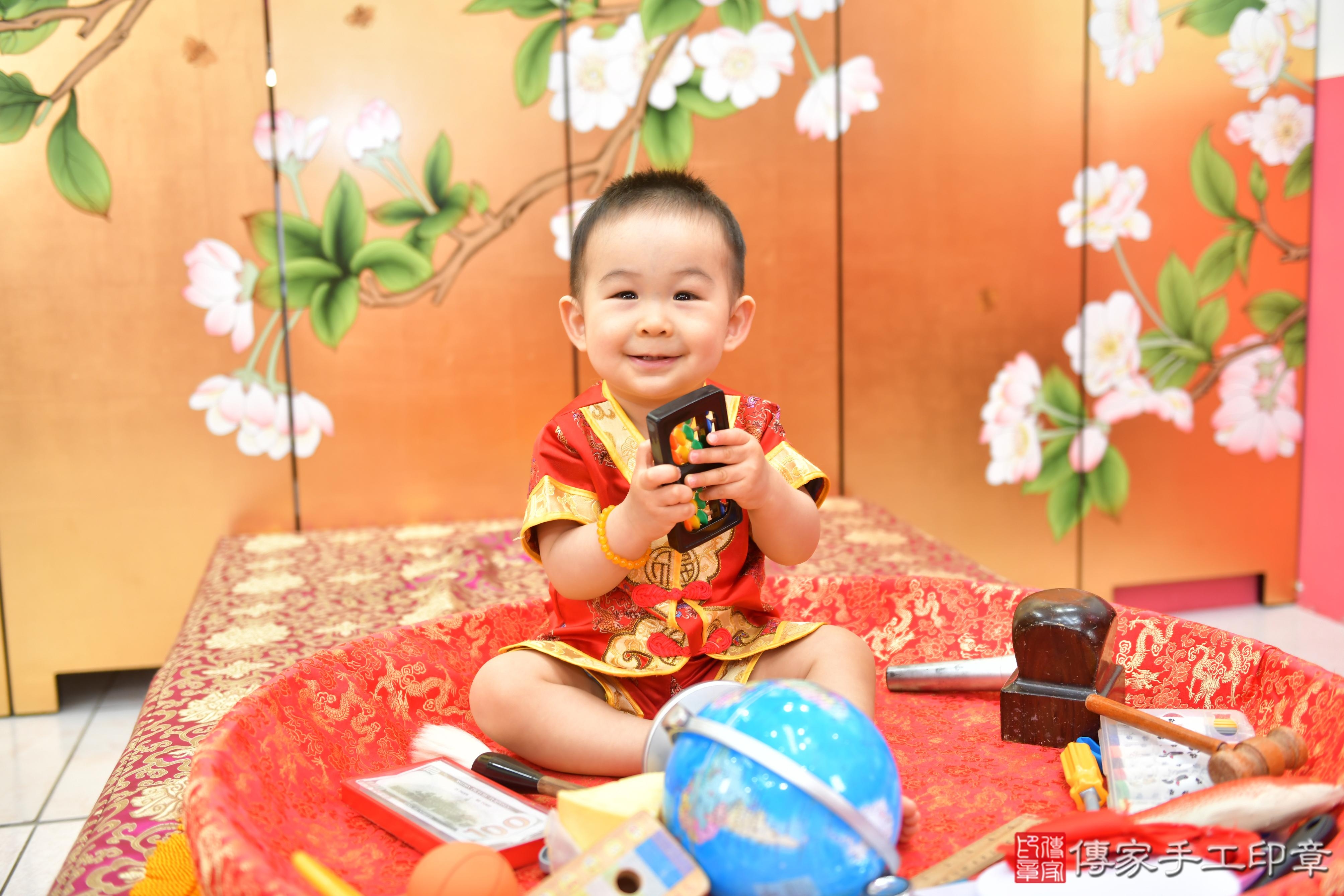傳家手工印章台中店、抓周、度脺、美式風會場、傳家嬰兒古禮、吉祥話、抓周道具物品24種、拍照。抓周證書。寶寶抓周、滿周歲、生日快樂、祝福